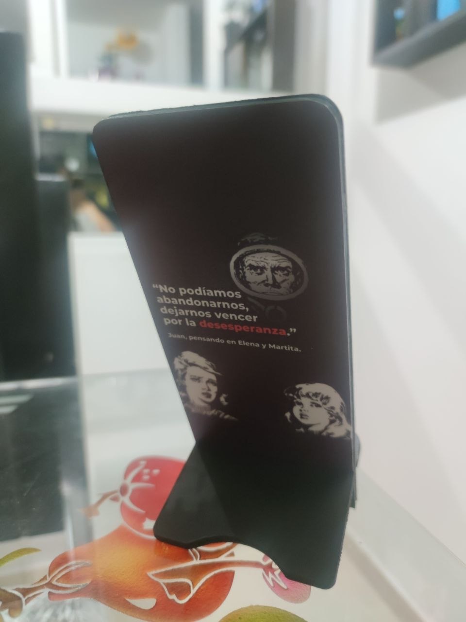 Portacelular El Eternauta frase No podíamos abandonarnos