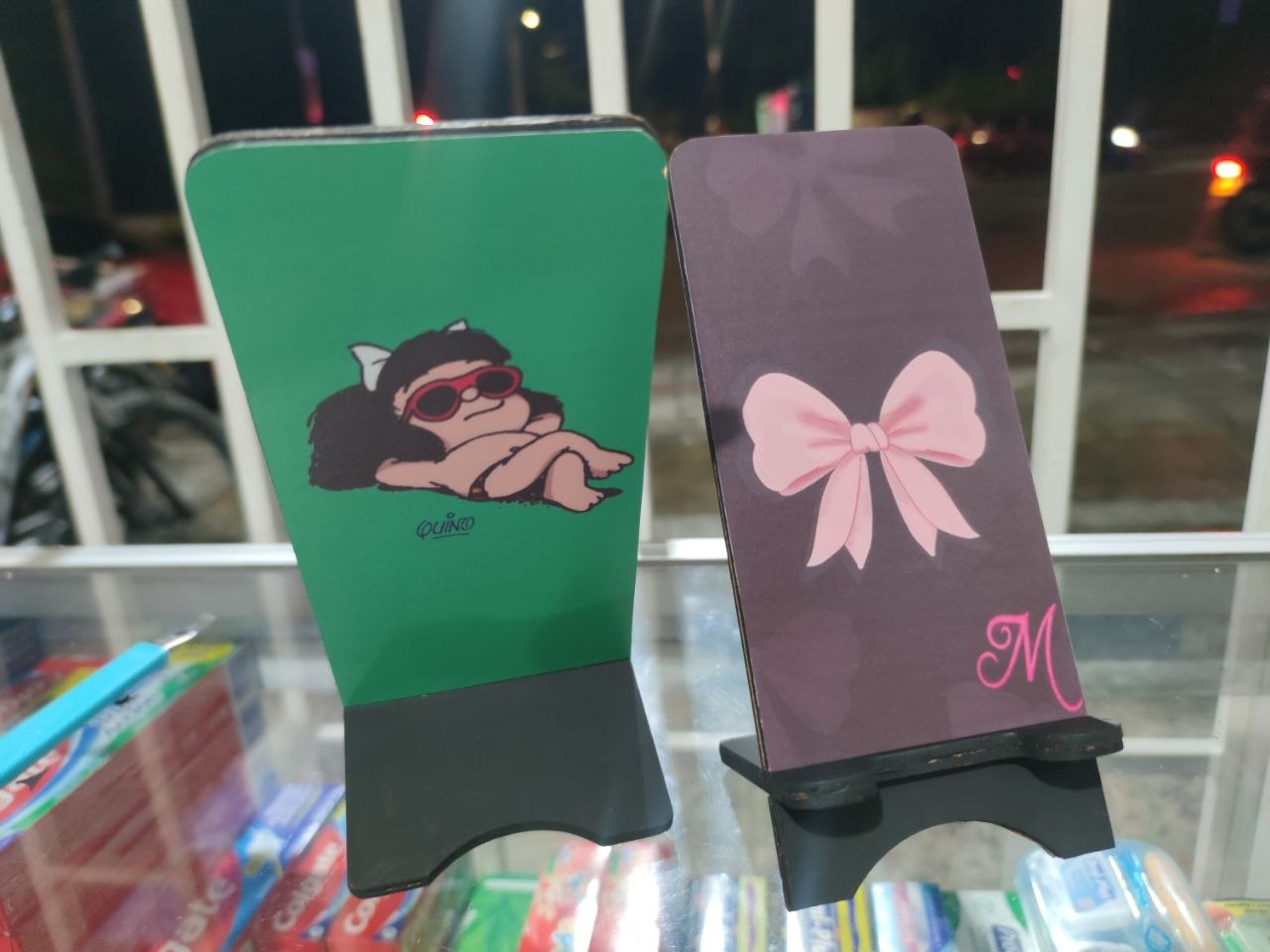 Portacelular Mafalda con lentes y lazo rosado M