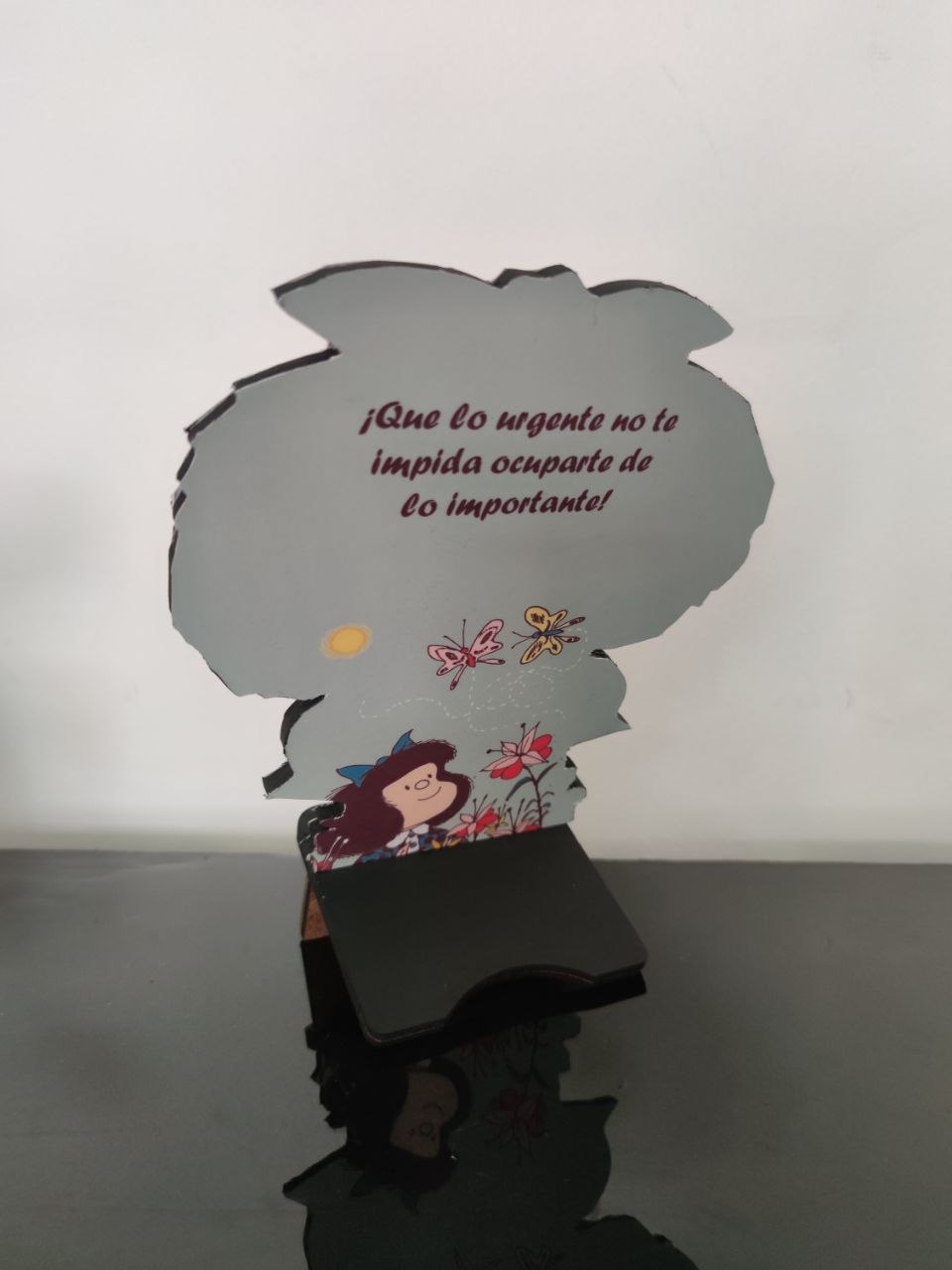 Portacelular 3D Mafalda frase lo urgente