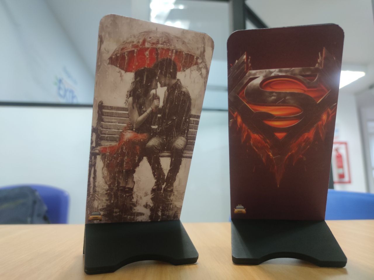 Portacelular Romántico y Superman logo fuego