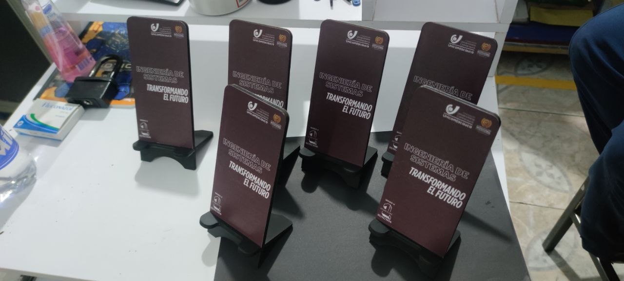 Portacelular Ingeniería de Sistemas varios en exposición