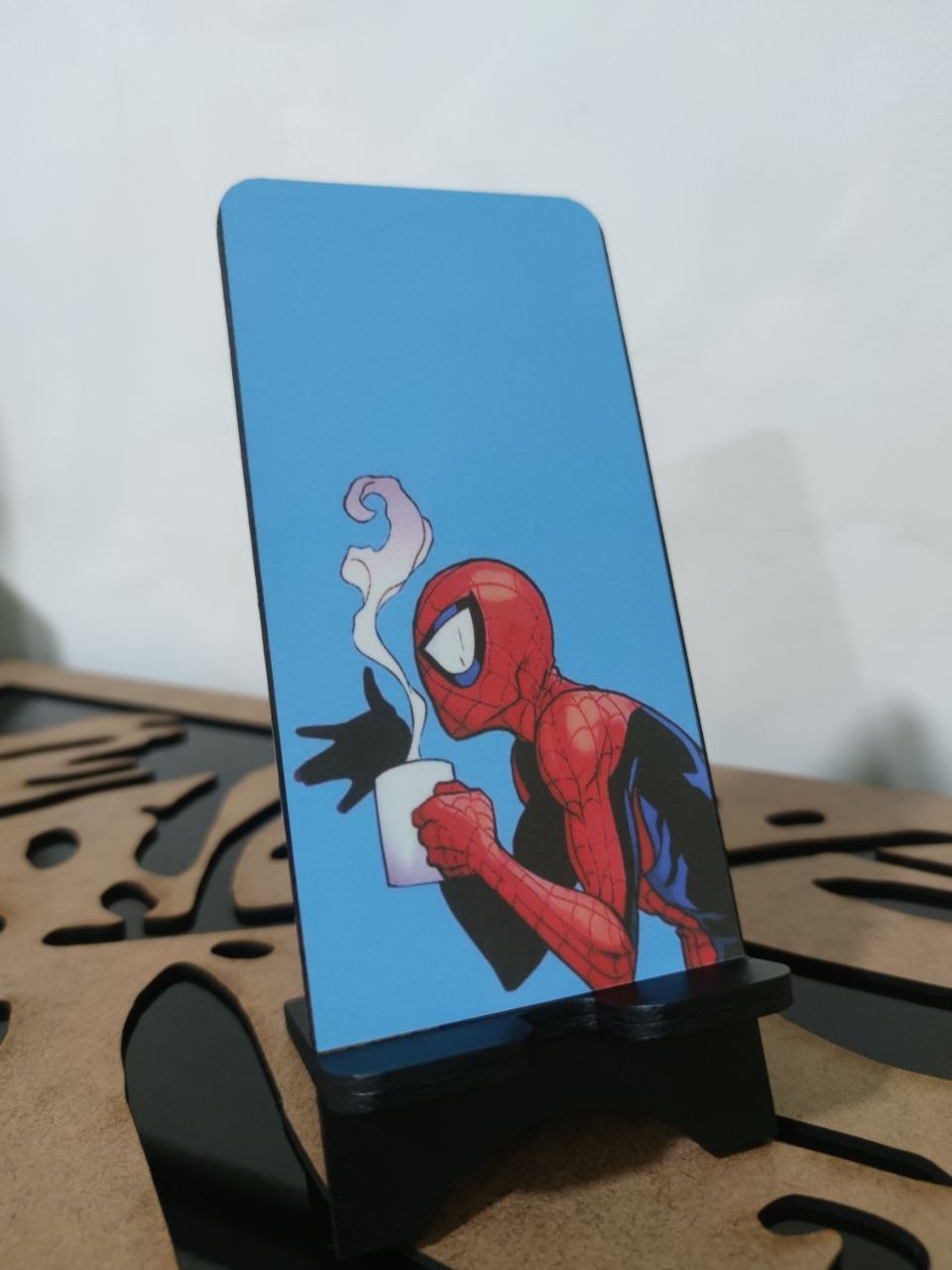 Portacelular Spider-Man con café