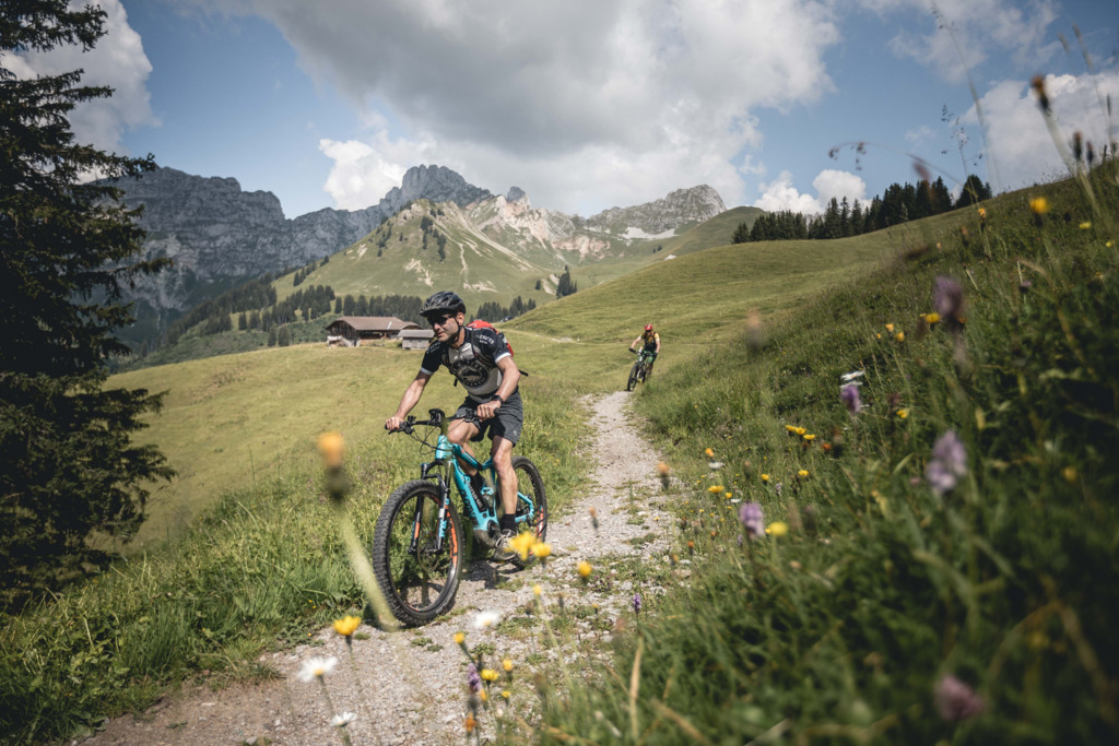 Mountain Biking & E-Biking — guided summer activity in Gstaad and Rougemont