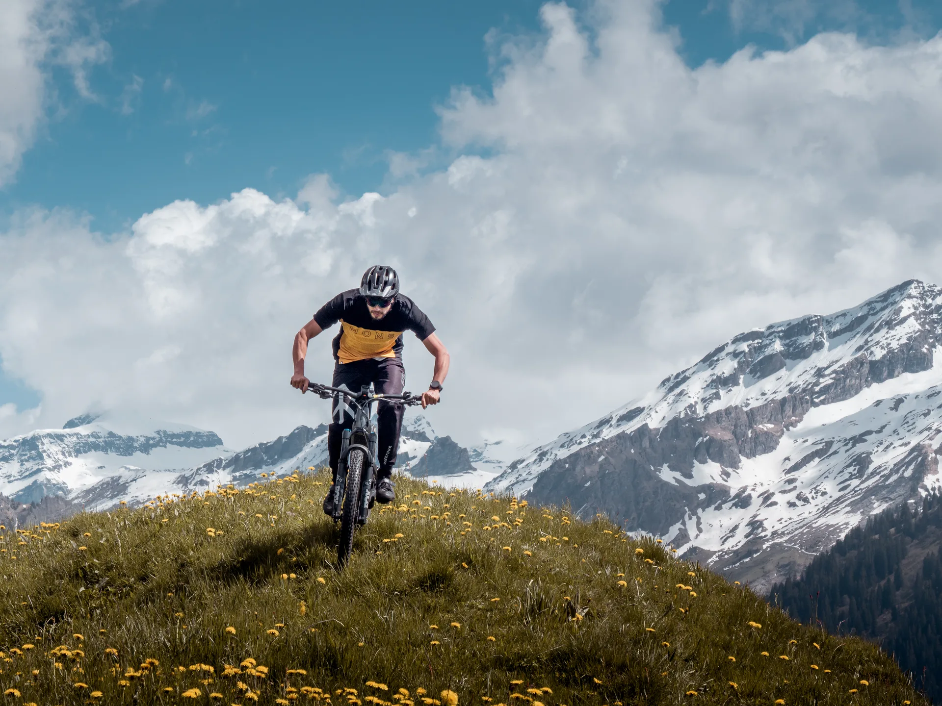 Mountain Biking & E-Biking — guided summer activity in Gstaad and Rougemont