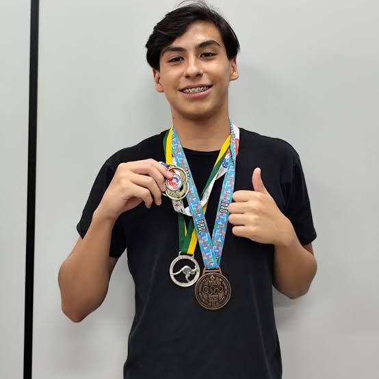 Miguel Pergher exibindo suas medalhas
