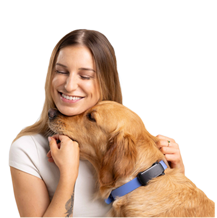 Mujer abrazando a su perro con collar Tractive GPS