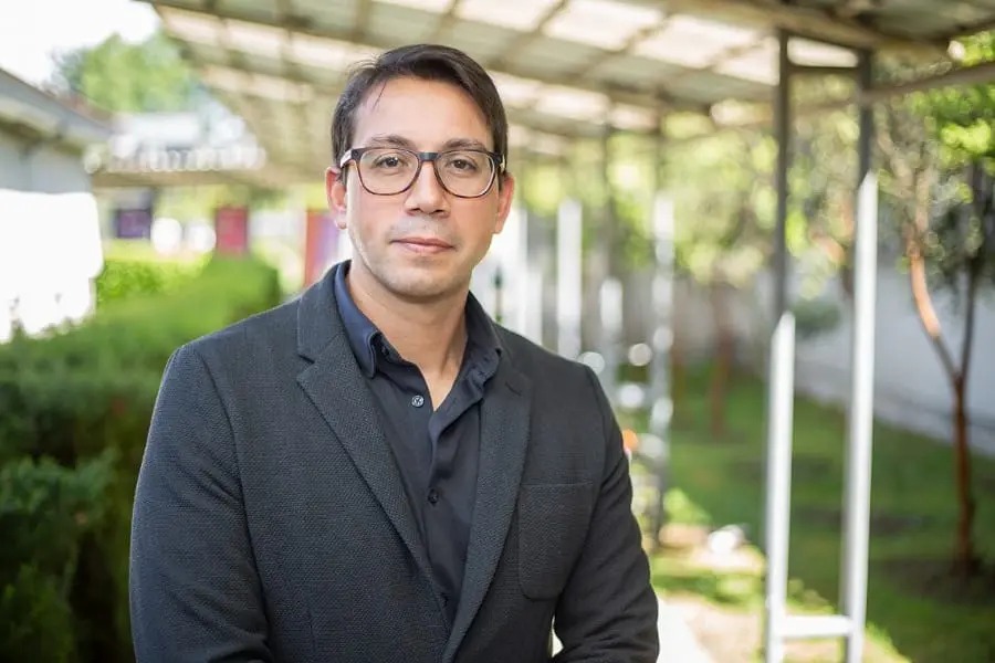 Prof. Sergio Olate - retrato traje azul