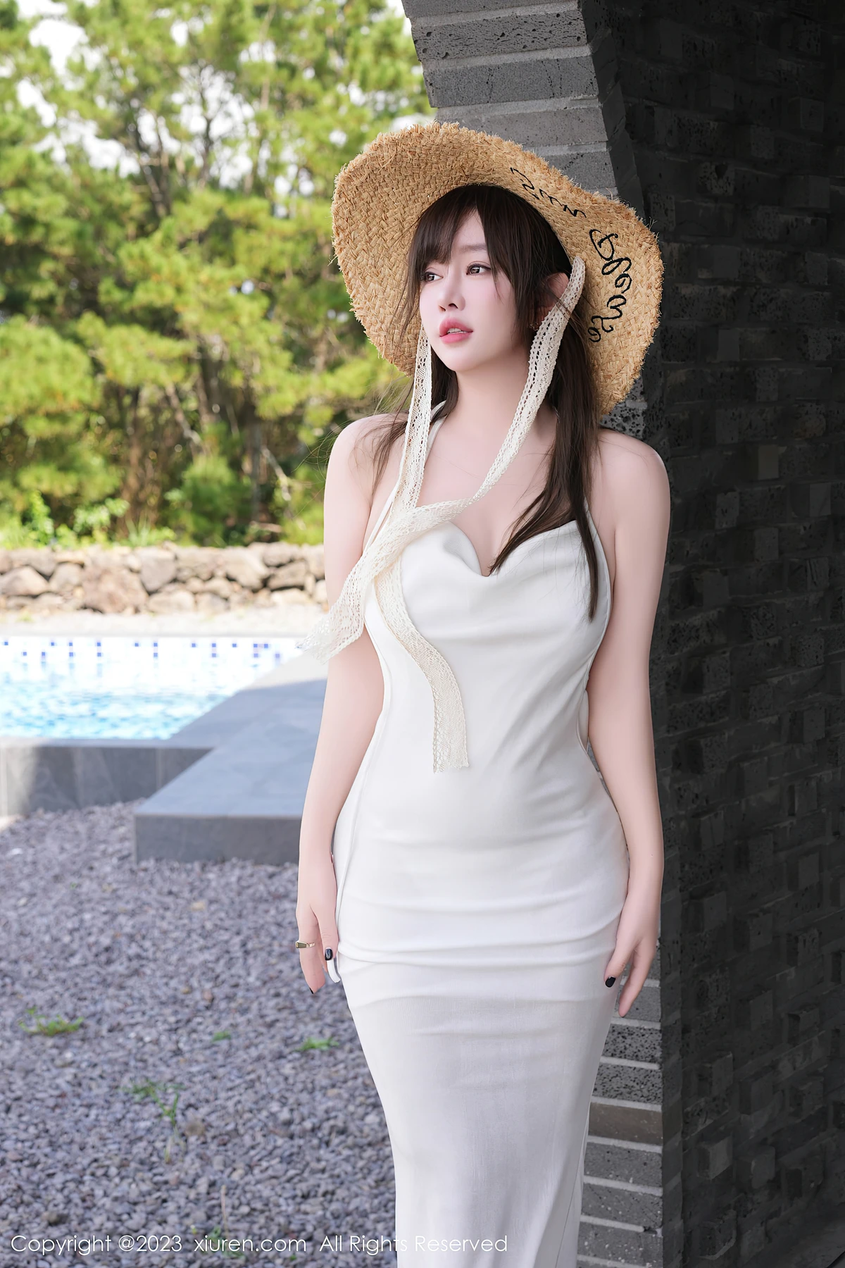 XiuRen No.7395王雨纯济州岛旅拍 75P粉白长裙杀疯！海边藏不住的灵动曲线 - 1