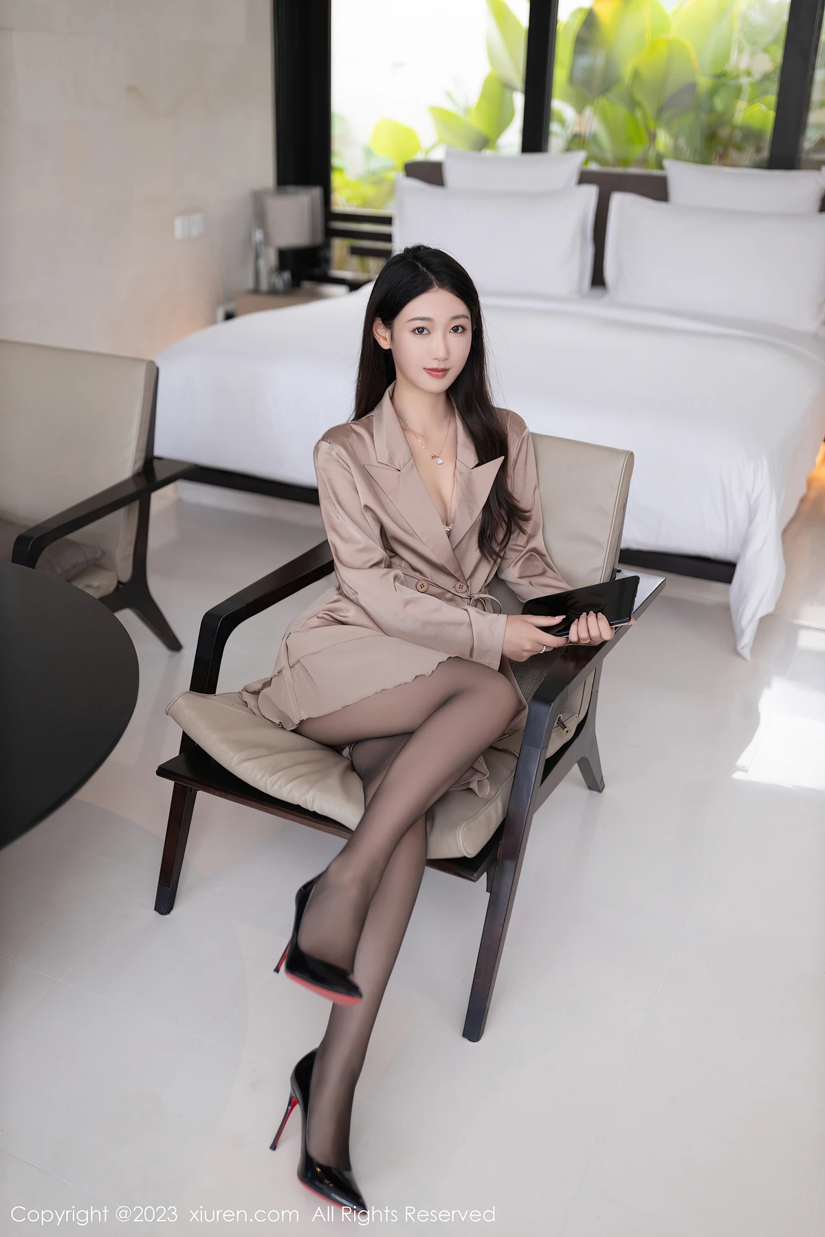 XiuRen No.7333唐安琪:巴厘岛80P写真暴击!黑丝+性感装,让你秒变全场焦点 - 1