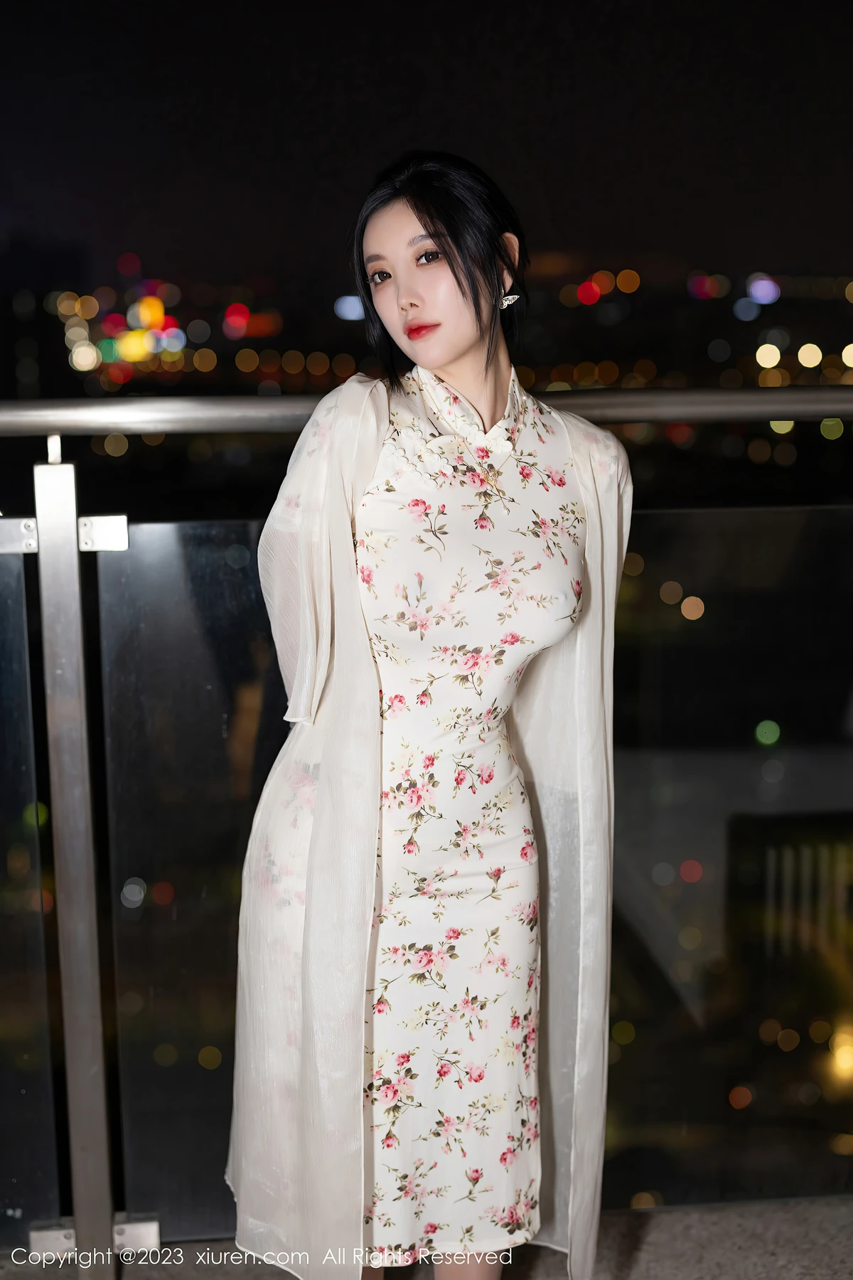 XiuRen No.7363 杨晨晨Yome：安吉旅拍藏东方魅！米色旗袍裹丰腴曲线，86P全是女生想拍的高级感 - 1