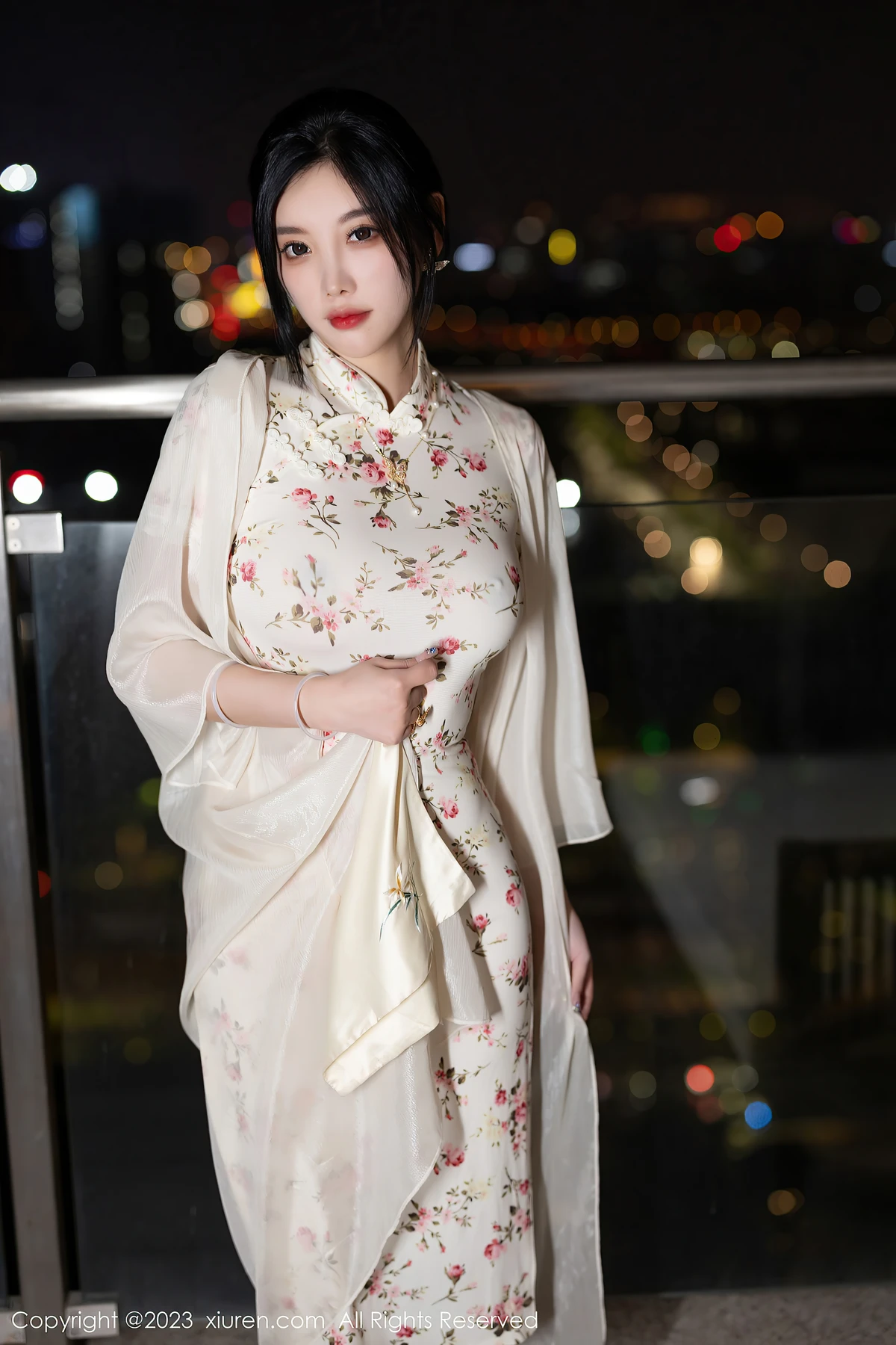 XiuRen No.7363 杨晨晨Yome：安吉旅拍藏东方魅！米色旗袍裹丰腴曲线，86P全是女生想拍的高级感 - 2