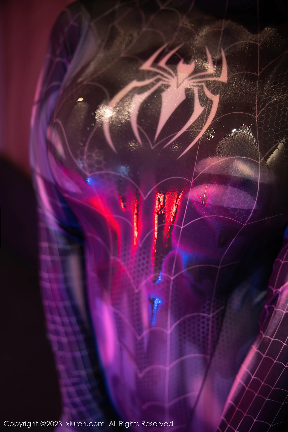 XiuRen No.7326 幼幼银灰蜘蛛侠服写真:篮紫灯光下的魅惑曲线,DJ吸睛神器! - 3