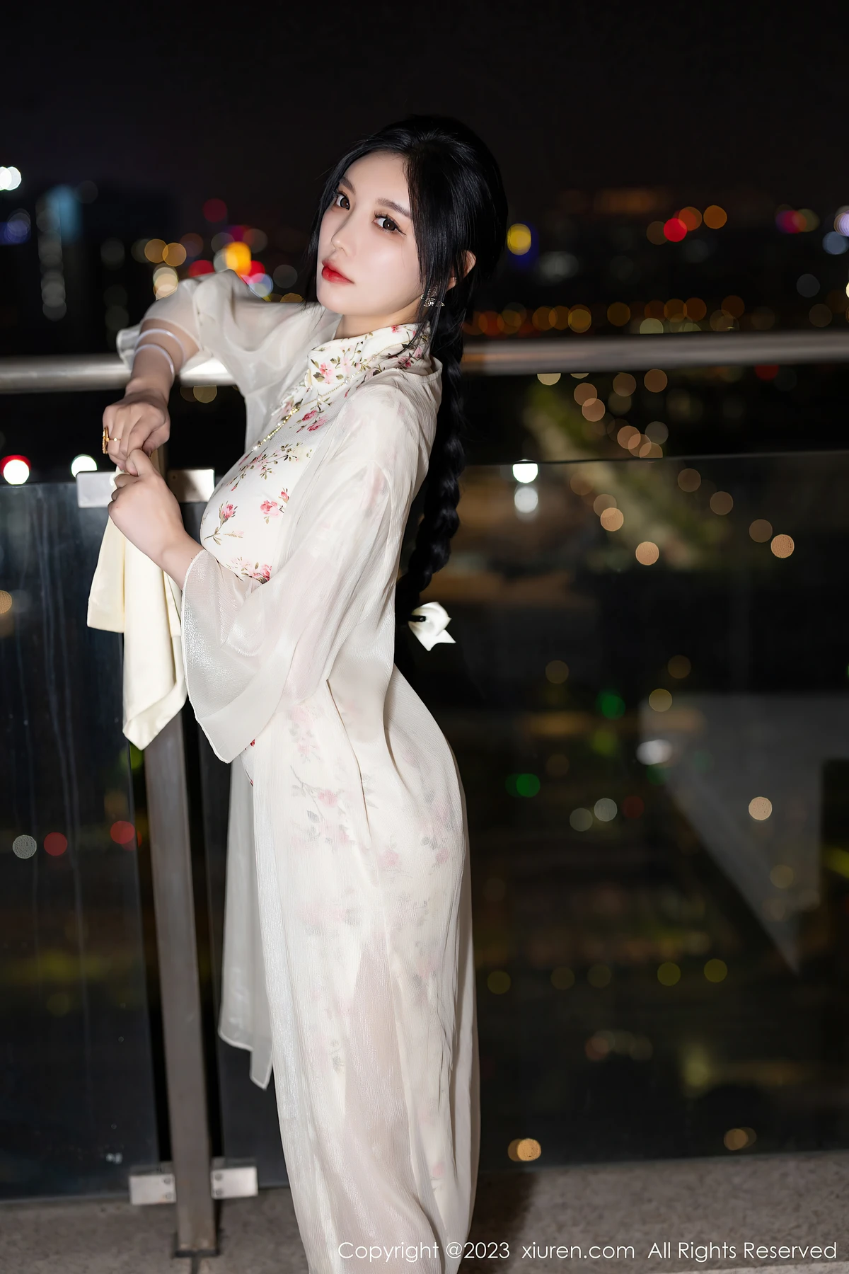 XiuRen No.7363 杨晨晨Yome：安吉旅拍藏东方魅！米色旗袍裹丰腴曲线，86P全是女生想拍的高级感 - 4