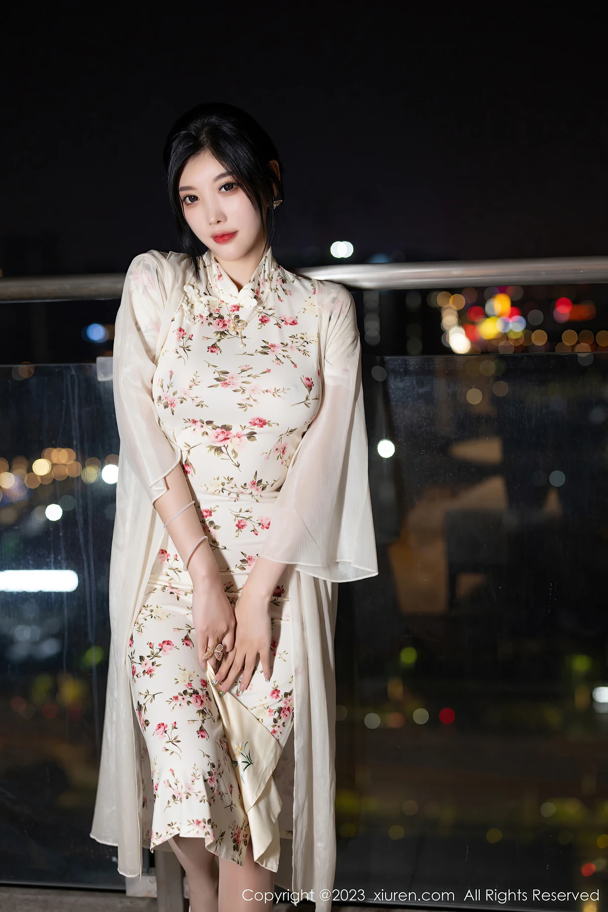 XiuRen No.7363 杨晨晨Yome：安吉旅拍藏东方魅！米色旗袍裹丰腴曲线，86P全是女生想拍的高级感 - 5