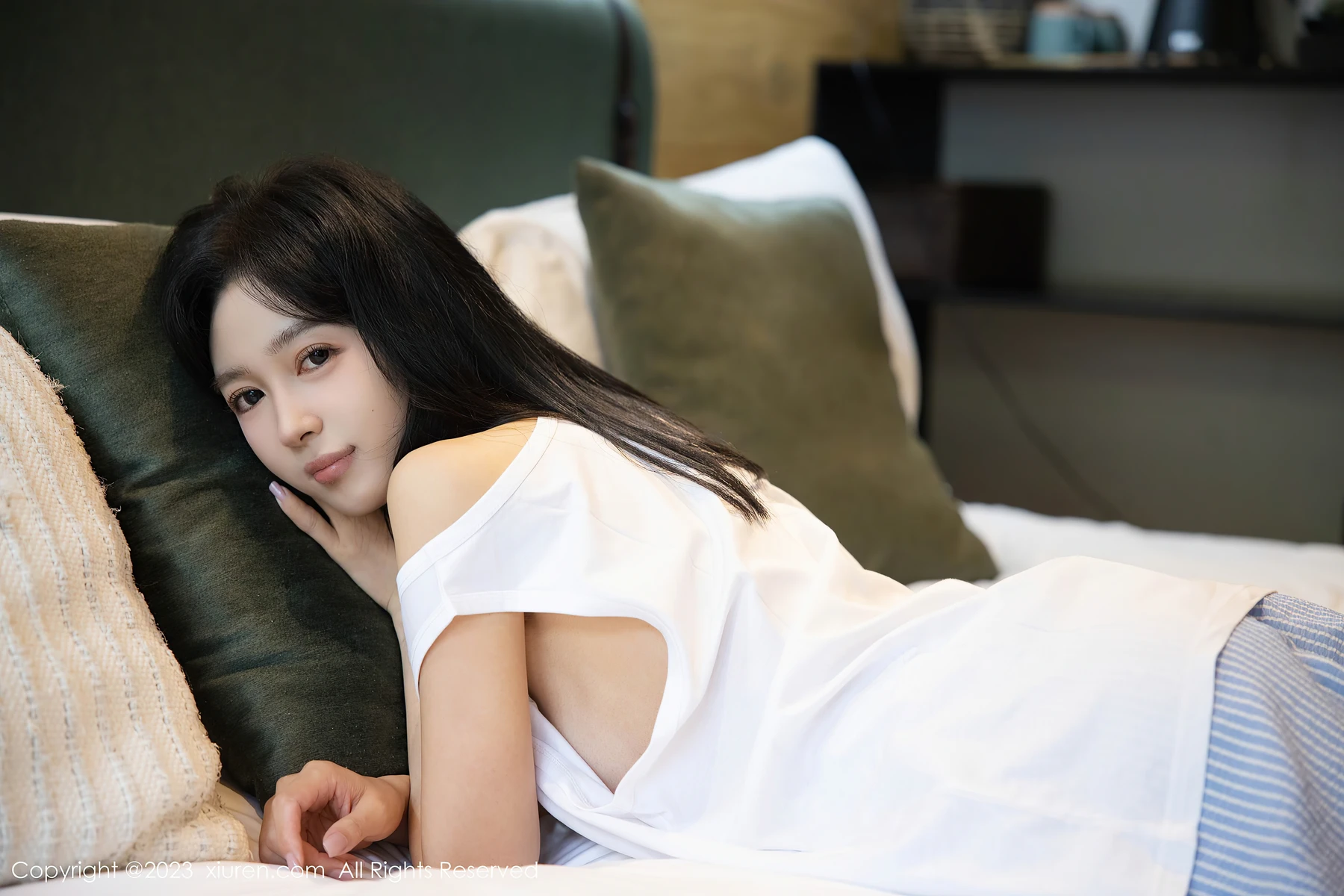 秀人网No.7375糖豆sisi:白T+热裤的甜欲暴击!69张帧帧戳中少女心 - 5