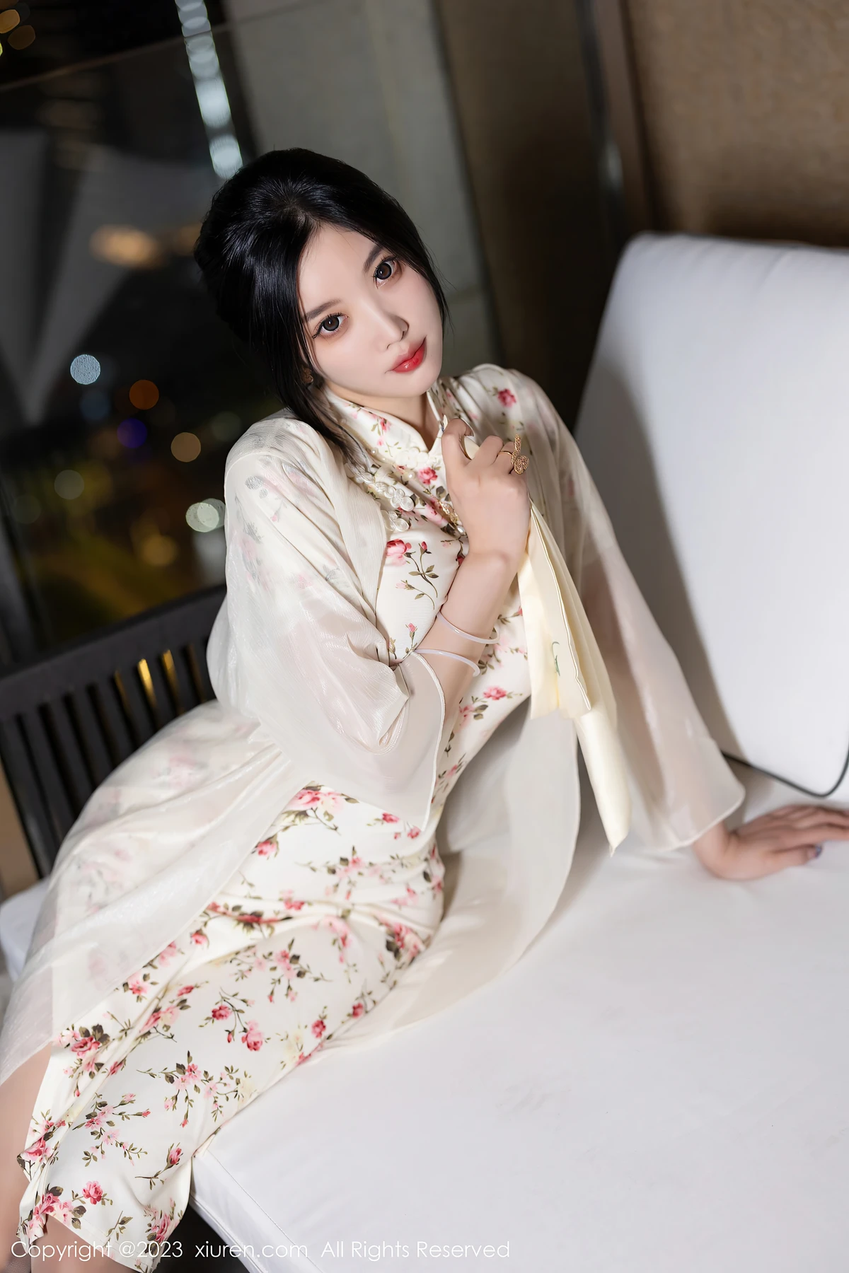 XiuRen No.7363 杨晨晨Yome：安吉旅拍藏东方魅！米色旗袍裹丰腴曲线，86P全是女生想拍的高级感 - 7