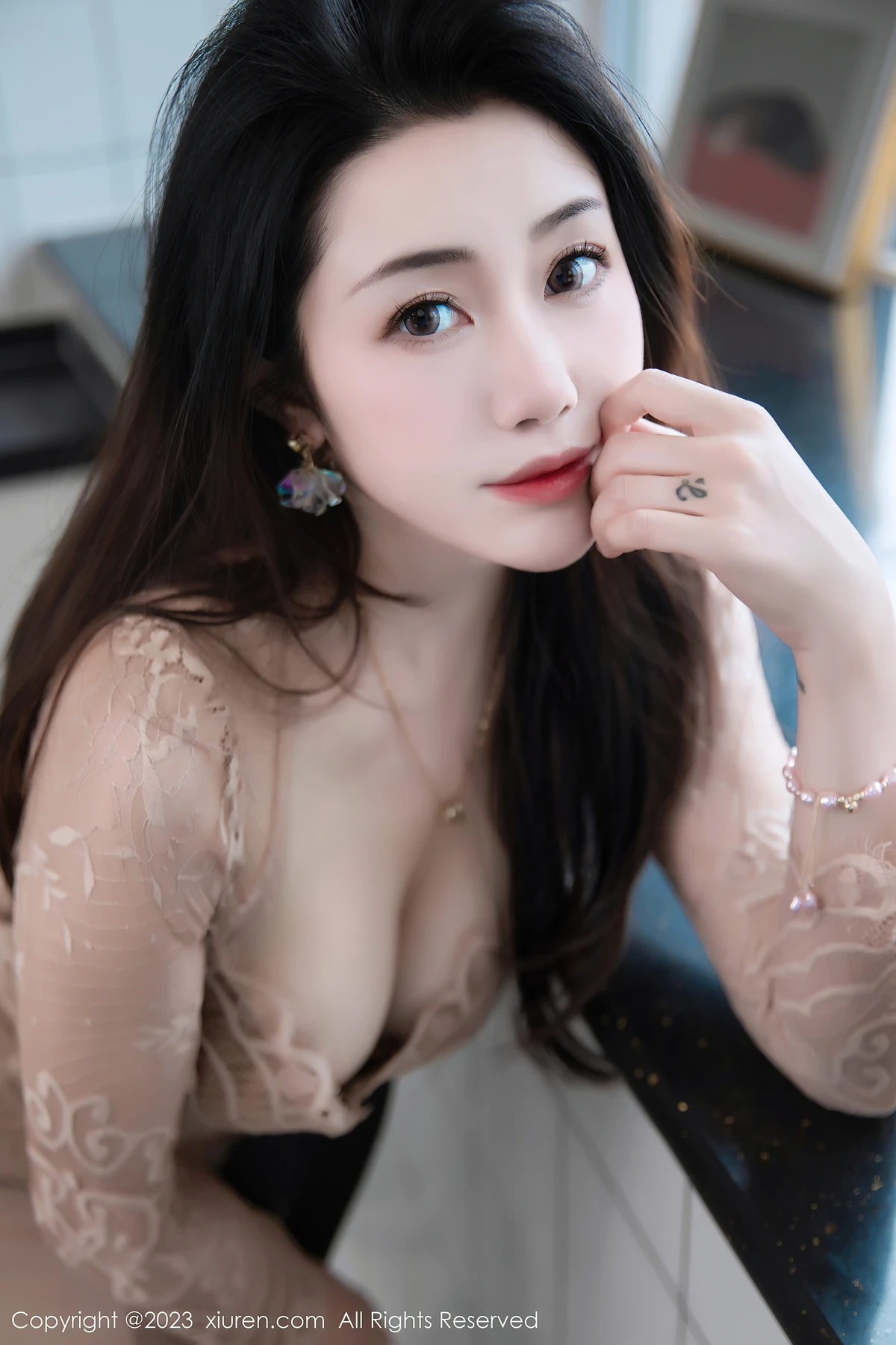 XiuRen No.7216 严利娅Yuliya：户外杏色长裙写真，解锁女性曲线的自然魅力 - 2