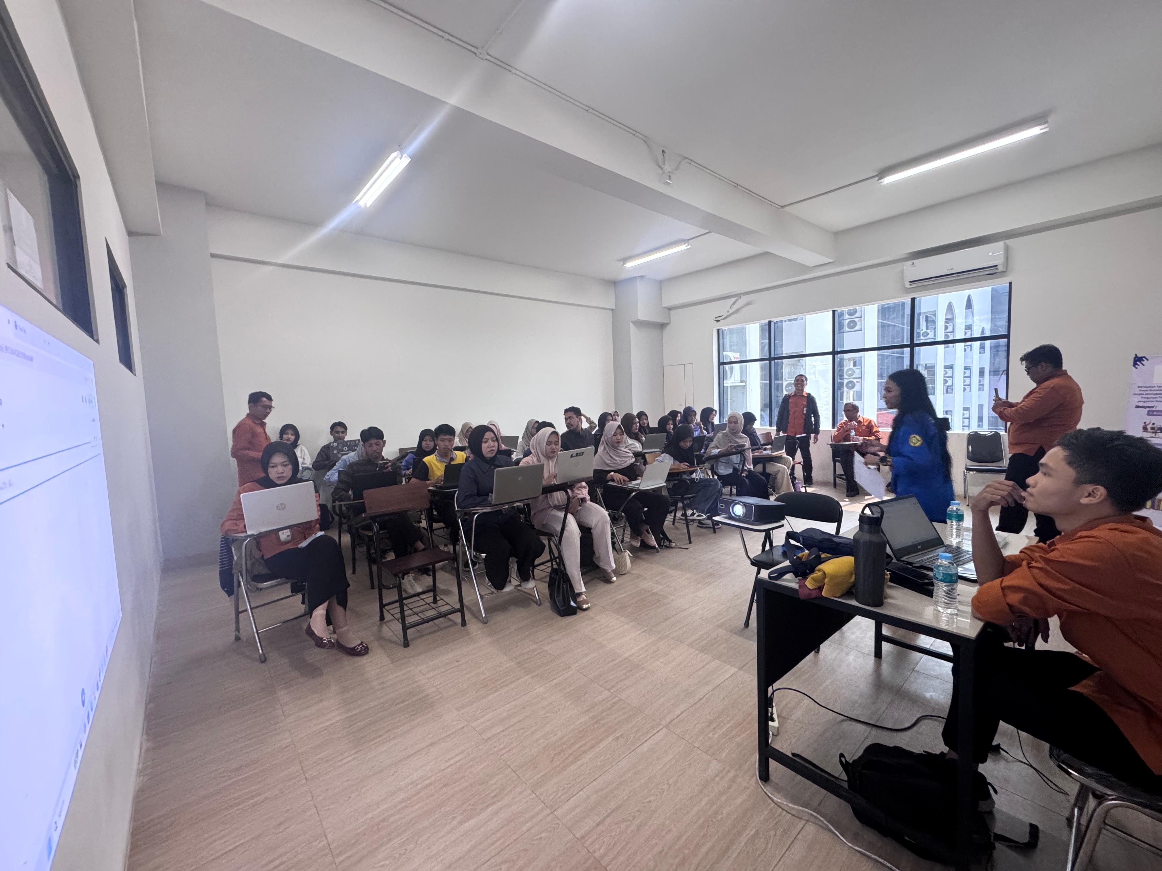 Mahasiswa praktik coding dengan Google Colab