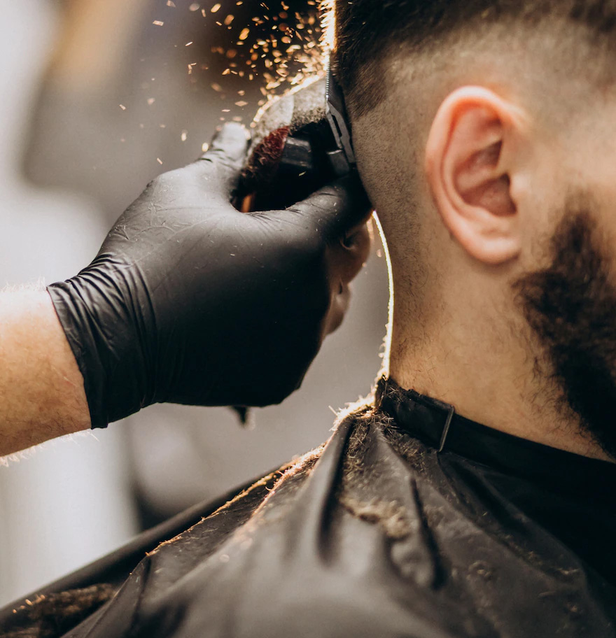 Ein Kunde mit einem frischen, modernen Haarschnitt und Bart