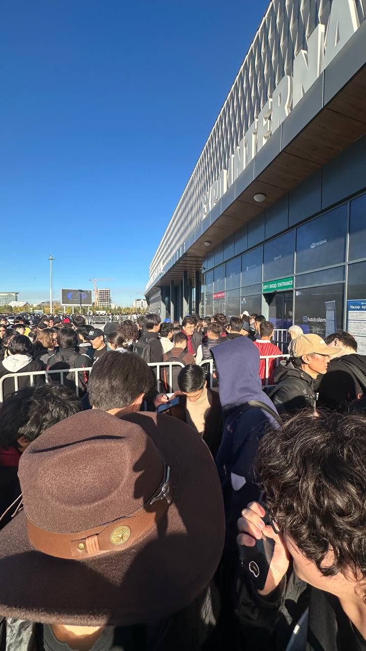 The queue at the entrance of the EXPO hall