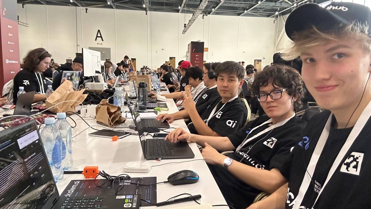 Team Plus at work at the desk