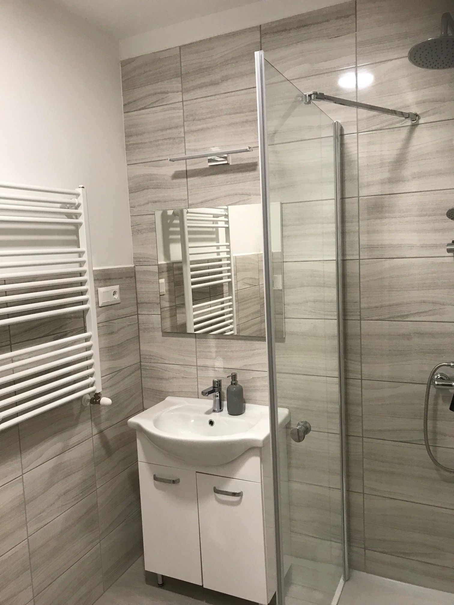 Kétágyas szoba fürdőszoba