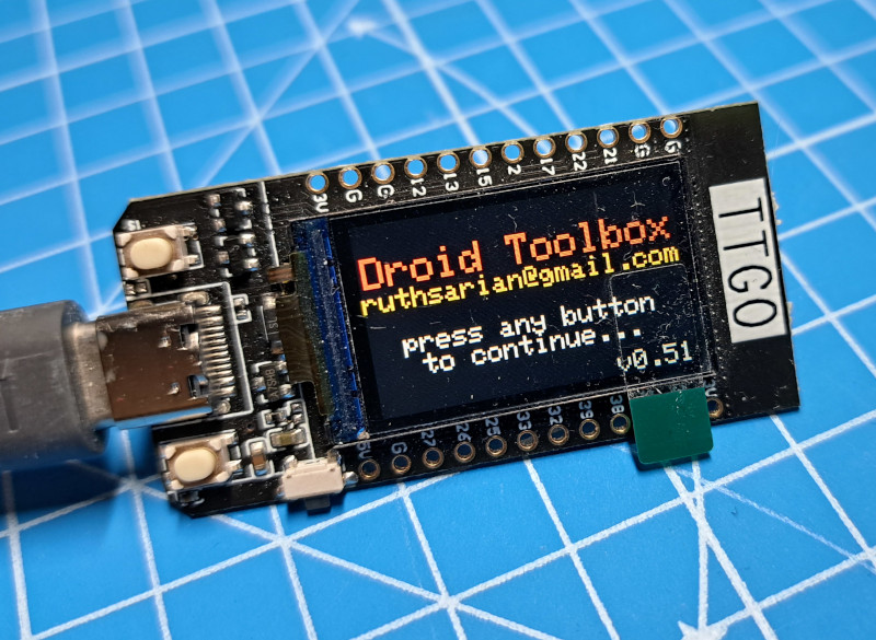 Image of a TTGO with the Droid Toolbox boot screen.