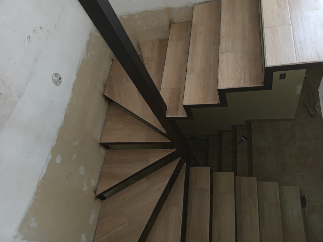 Escalera con acabado madera