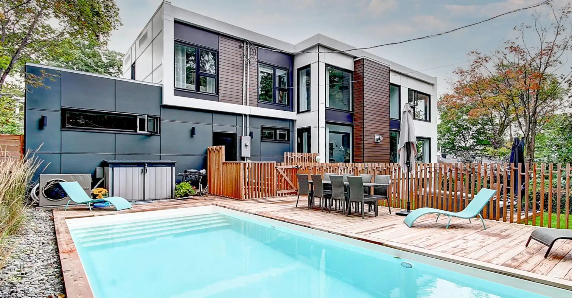 Aménagement extérieur haut de gamme avec piscine creusée et terrasse contemporaine