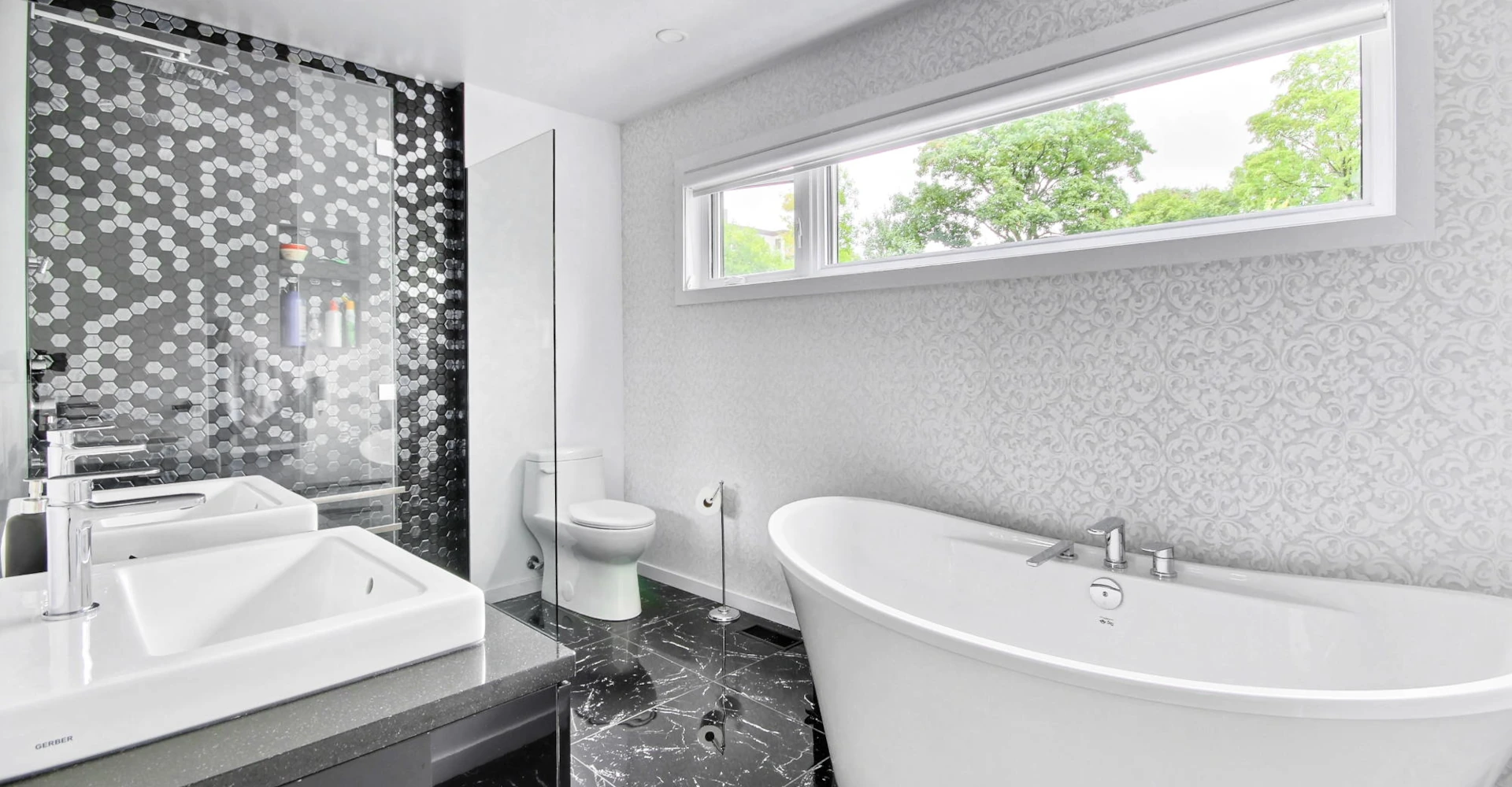 Salle de bain luxueuse avec douche italienne et matériaux nobles