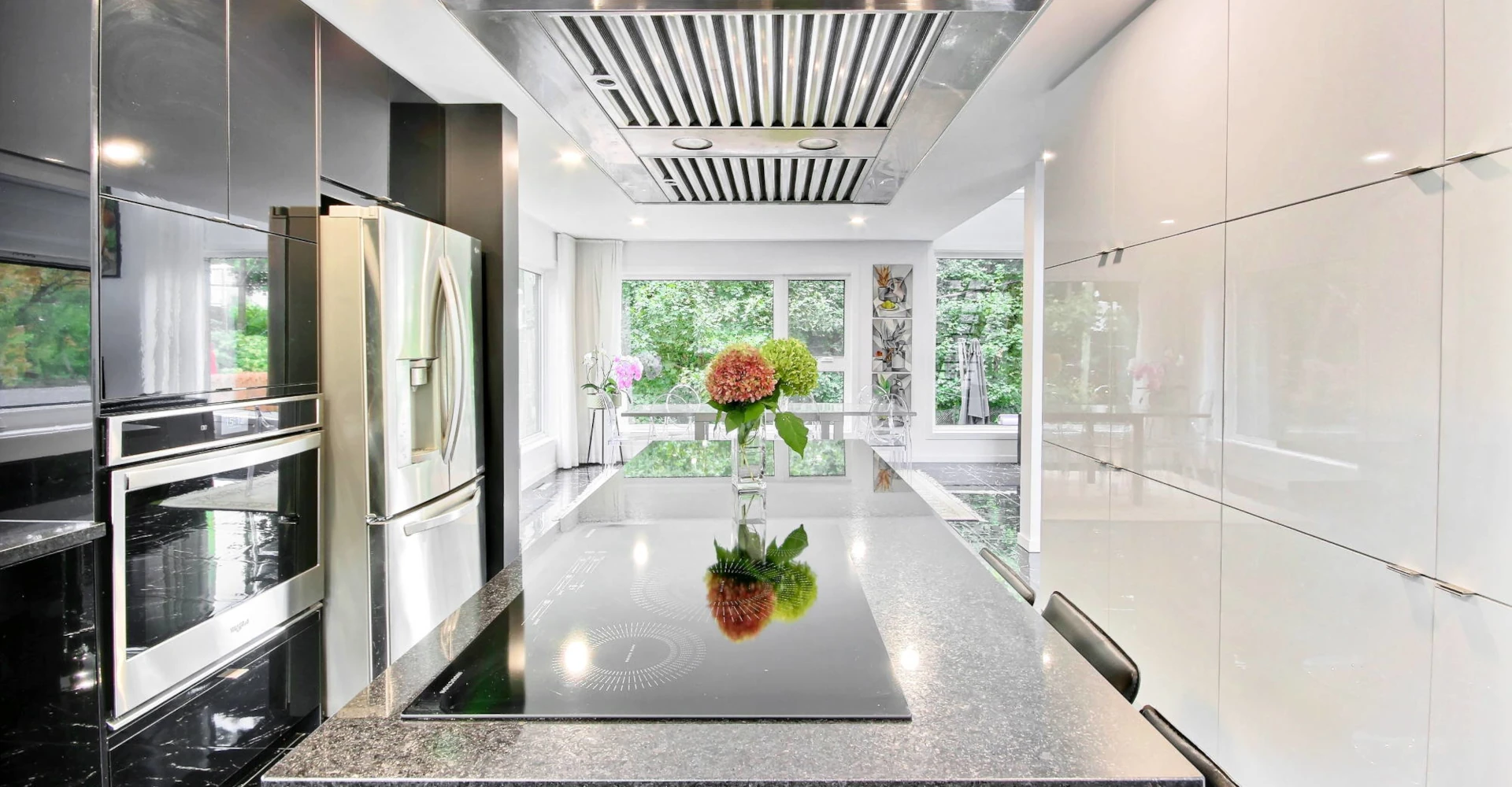 Cuisine moderne avec îlot central en quartz - Résidence Valmont Vibatis