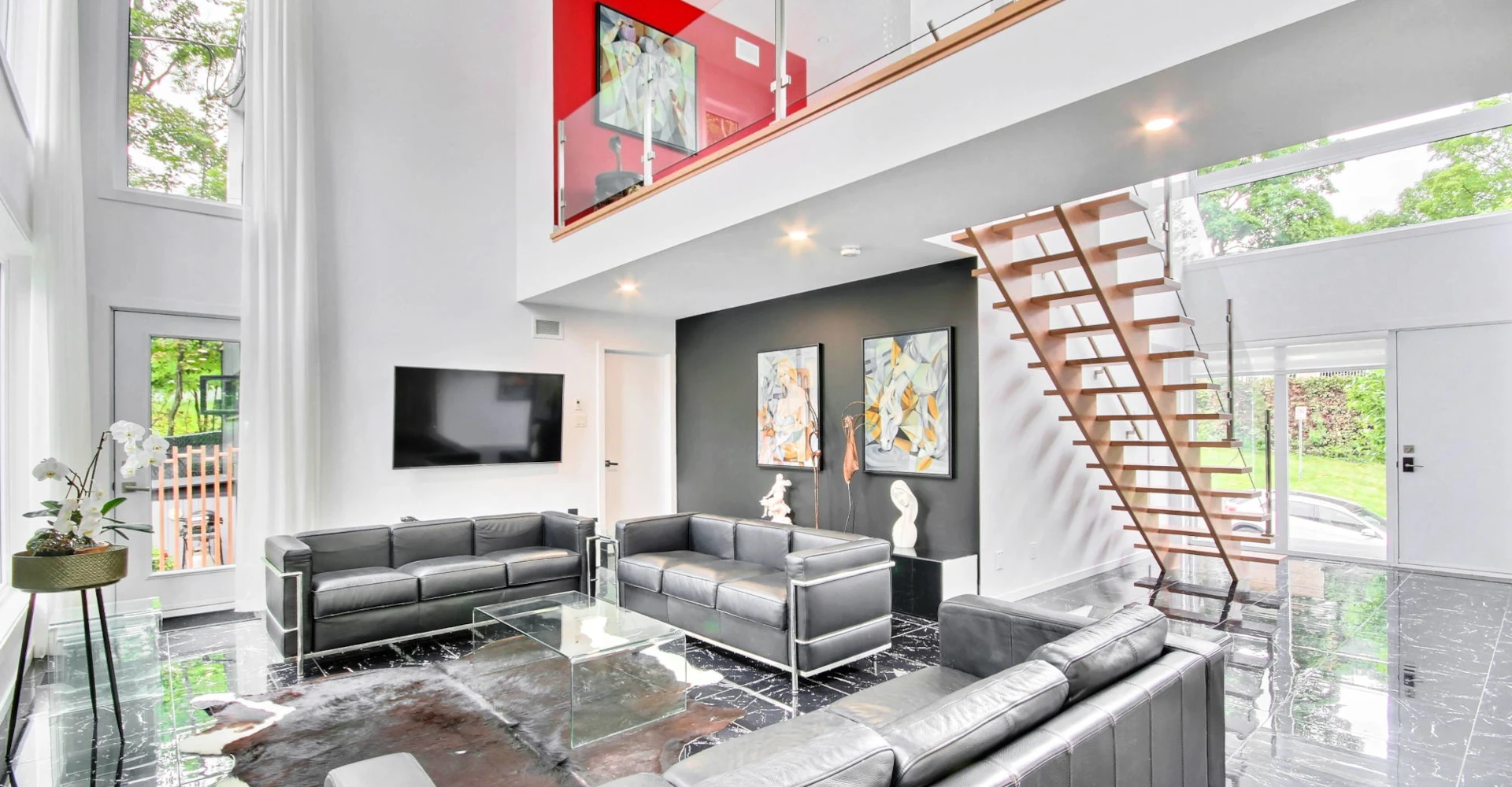 Architecture intérieure de luxe avec plafond cathédrale et vide sur séjour