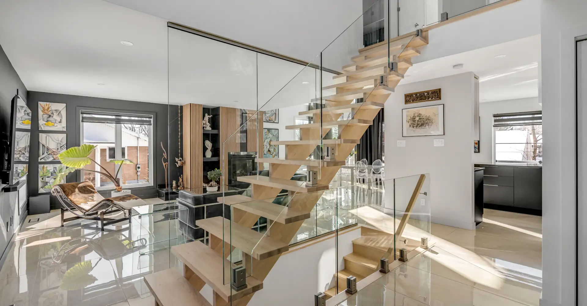 Aménagement d'entrée résidentielle lumineuse et épurée