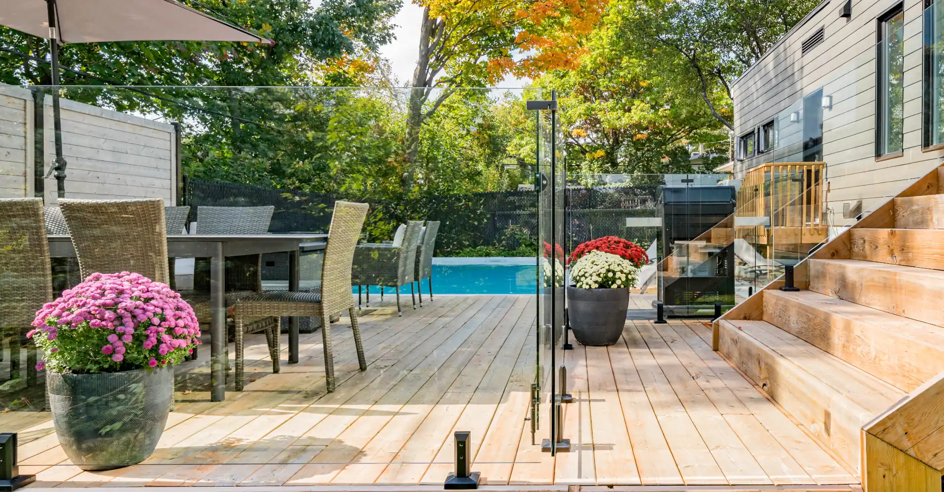 Espace piscine et terrasse extérieure moderne