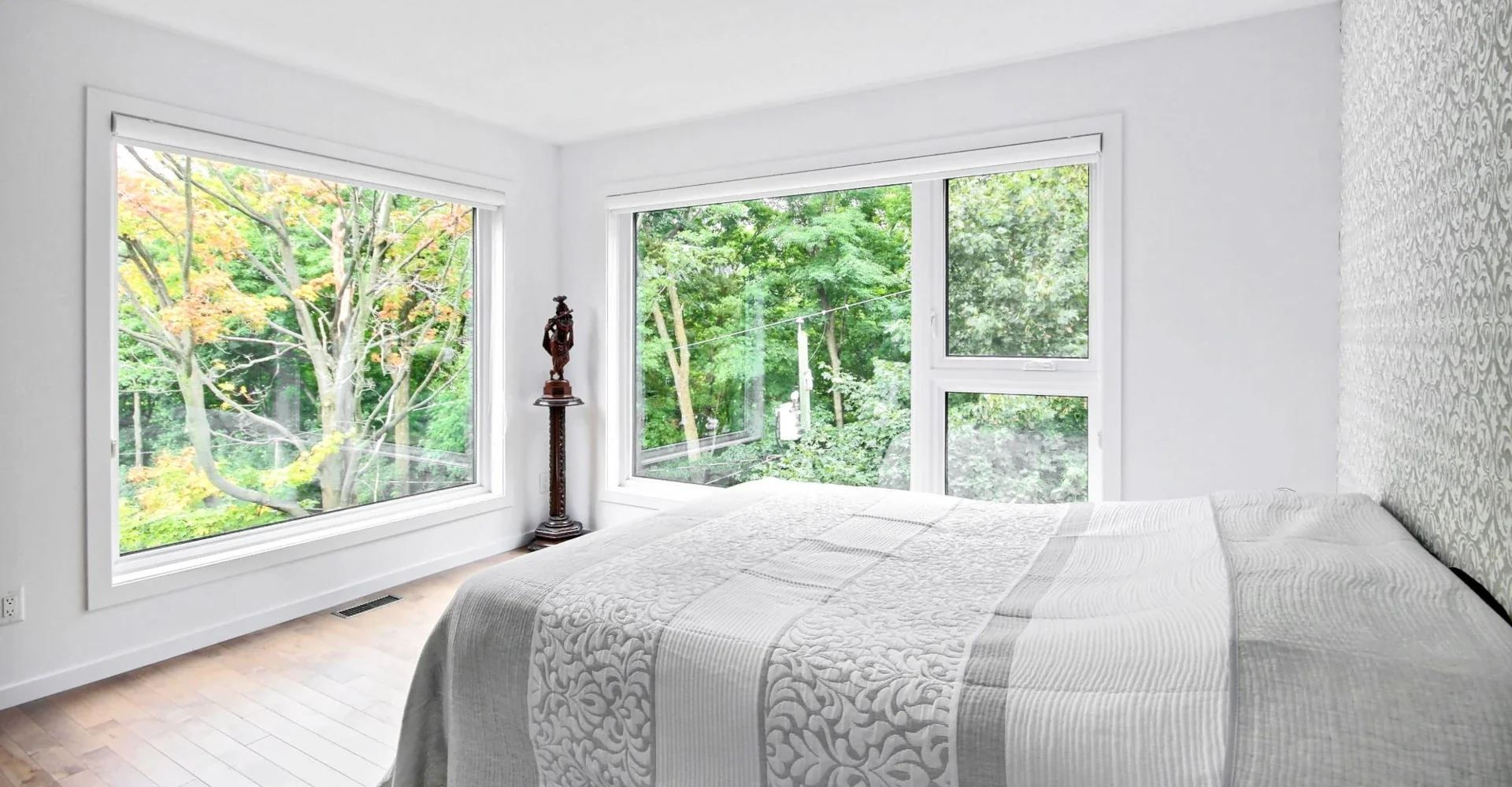 Chambre des maîtres moderne avec design épuré et éclairage encastré