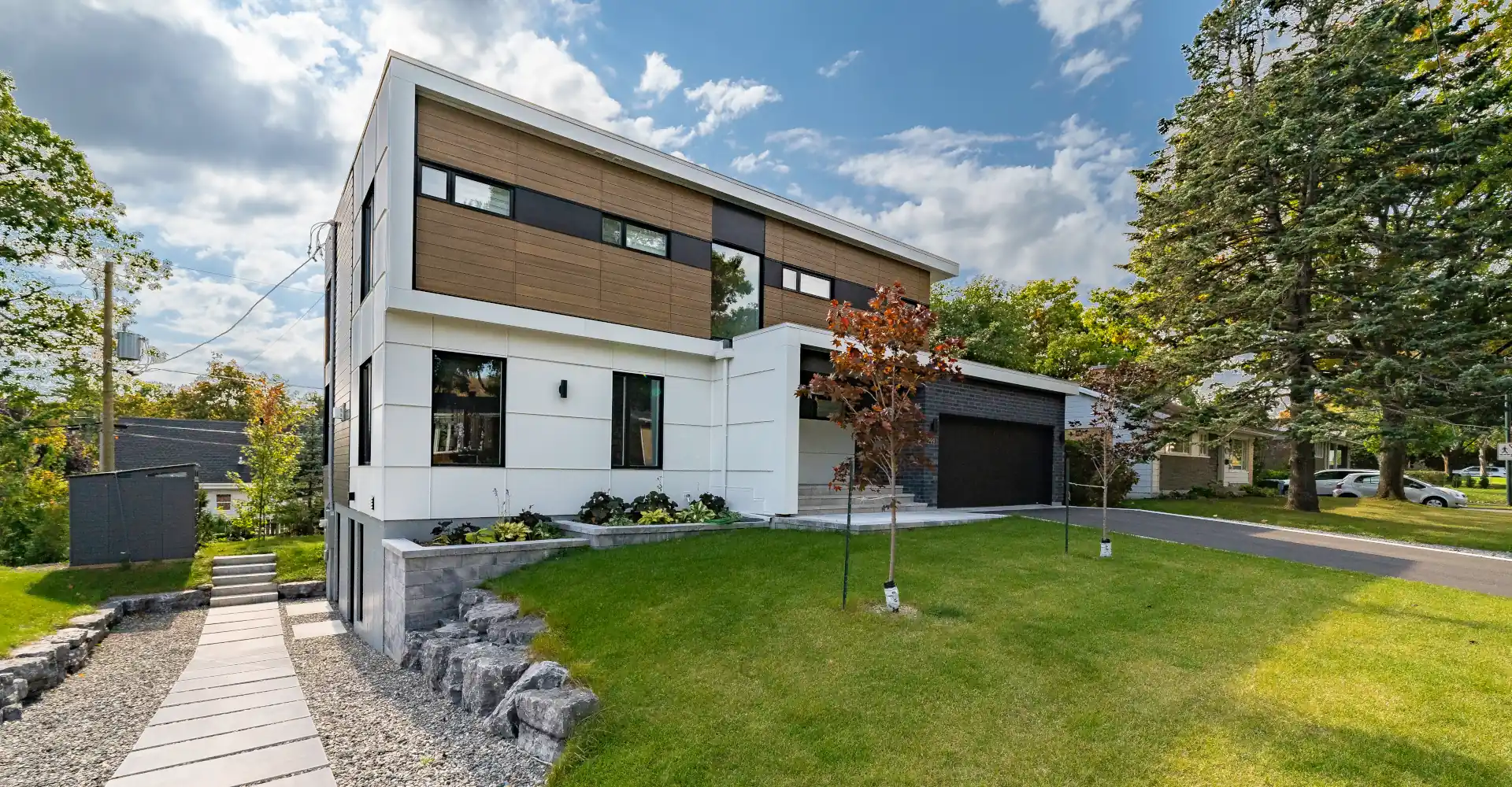 Façade de maison unifamiliale moderne avec grandes baies vitrées