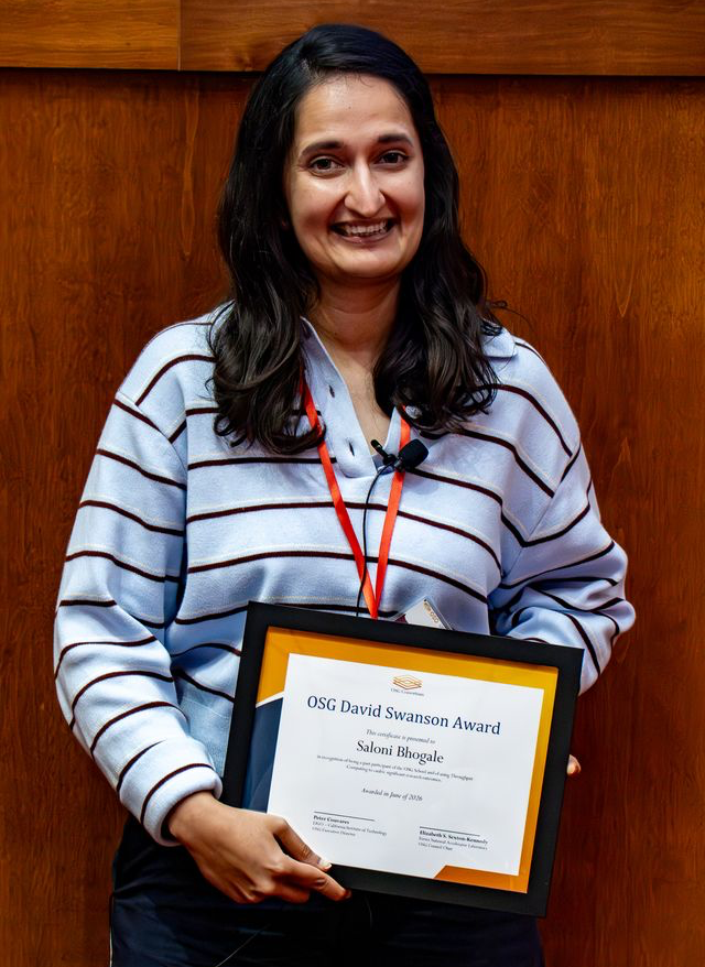 Saloni Bhogale accepts David Swanson Award
