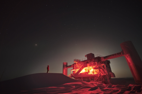 Nighttime at the IceCube Observatory. Photo Credit: Raffaela Busse