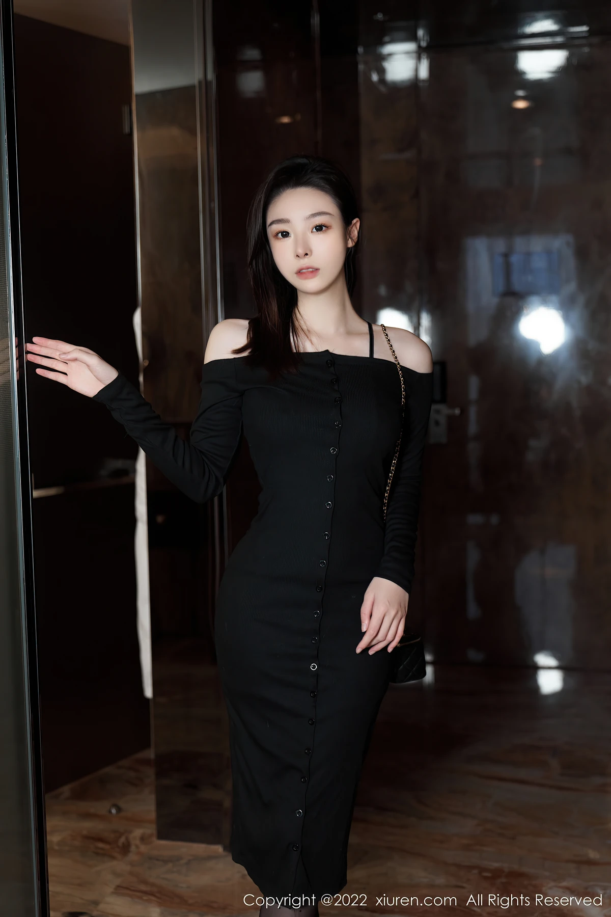 秀人网No.5529 是小逗逗珠海旅拍：别让她的美，只躲在你手机相册里 - 1