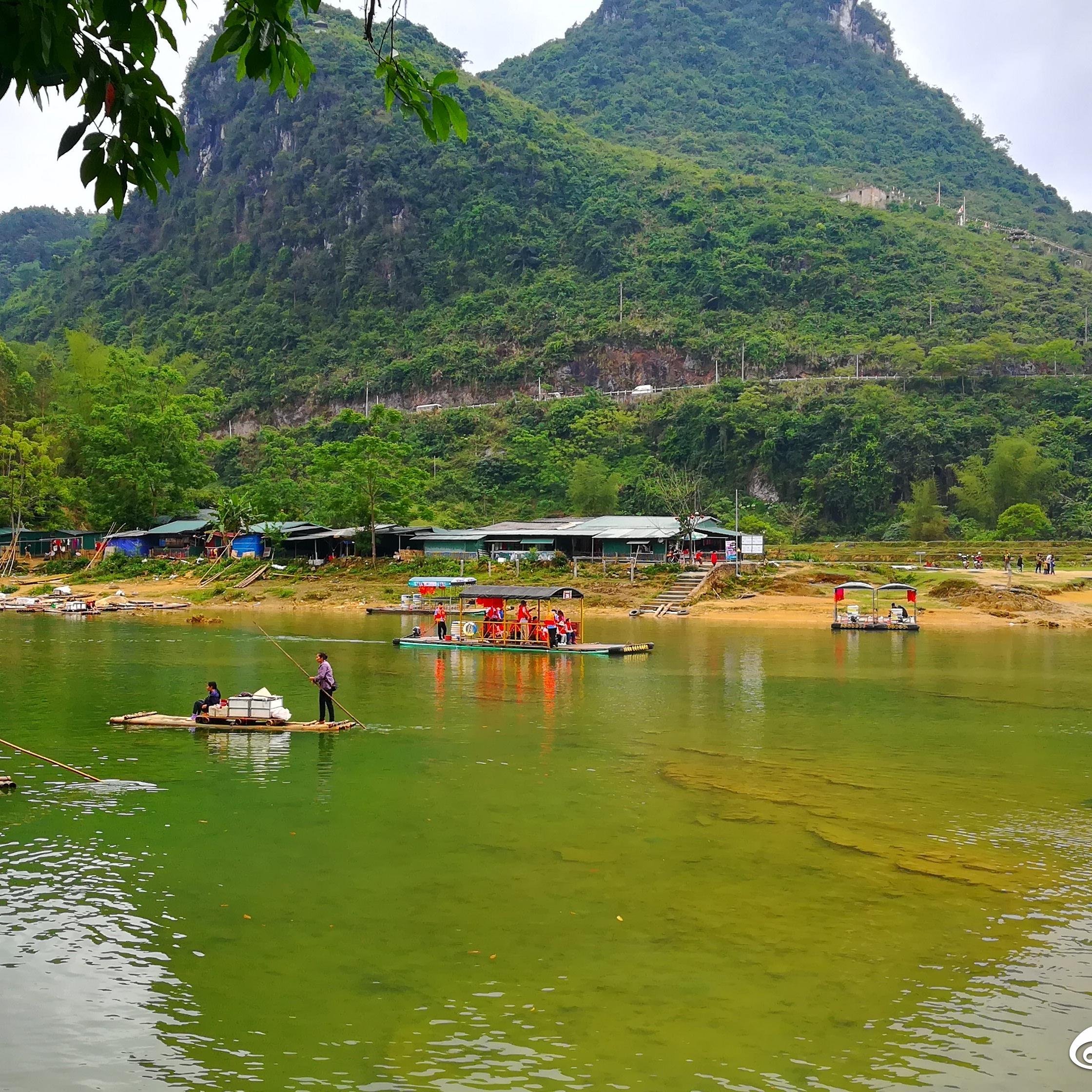 来来往往兜售越南香烟和咖啡的小贩