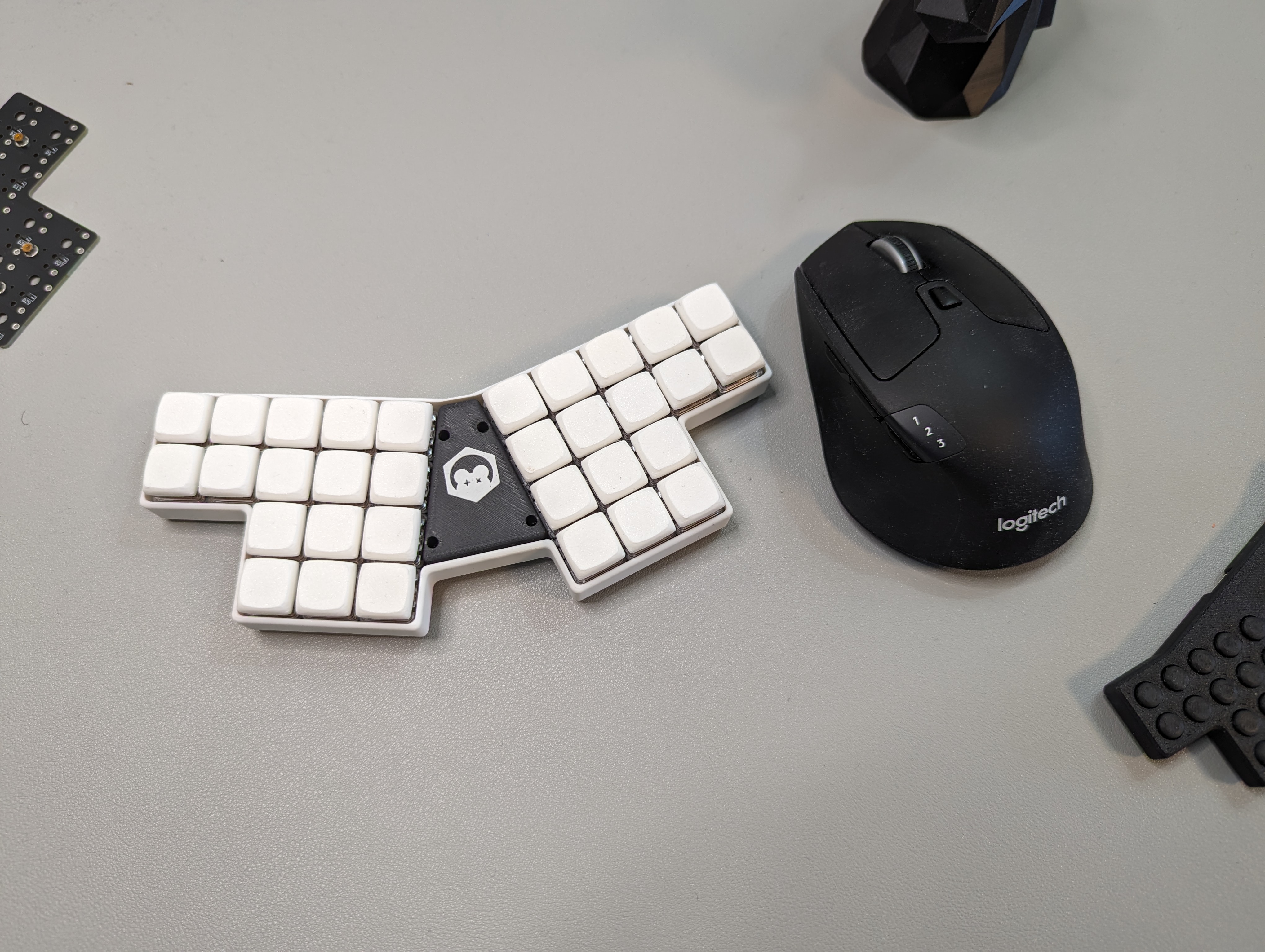 GitHub - ChrisChrisLoLo/rattlemebonez32: barebonez 32 key keyboard · GitHub