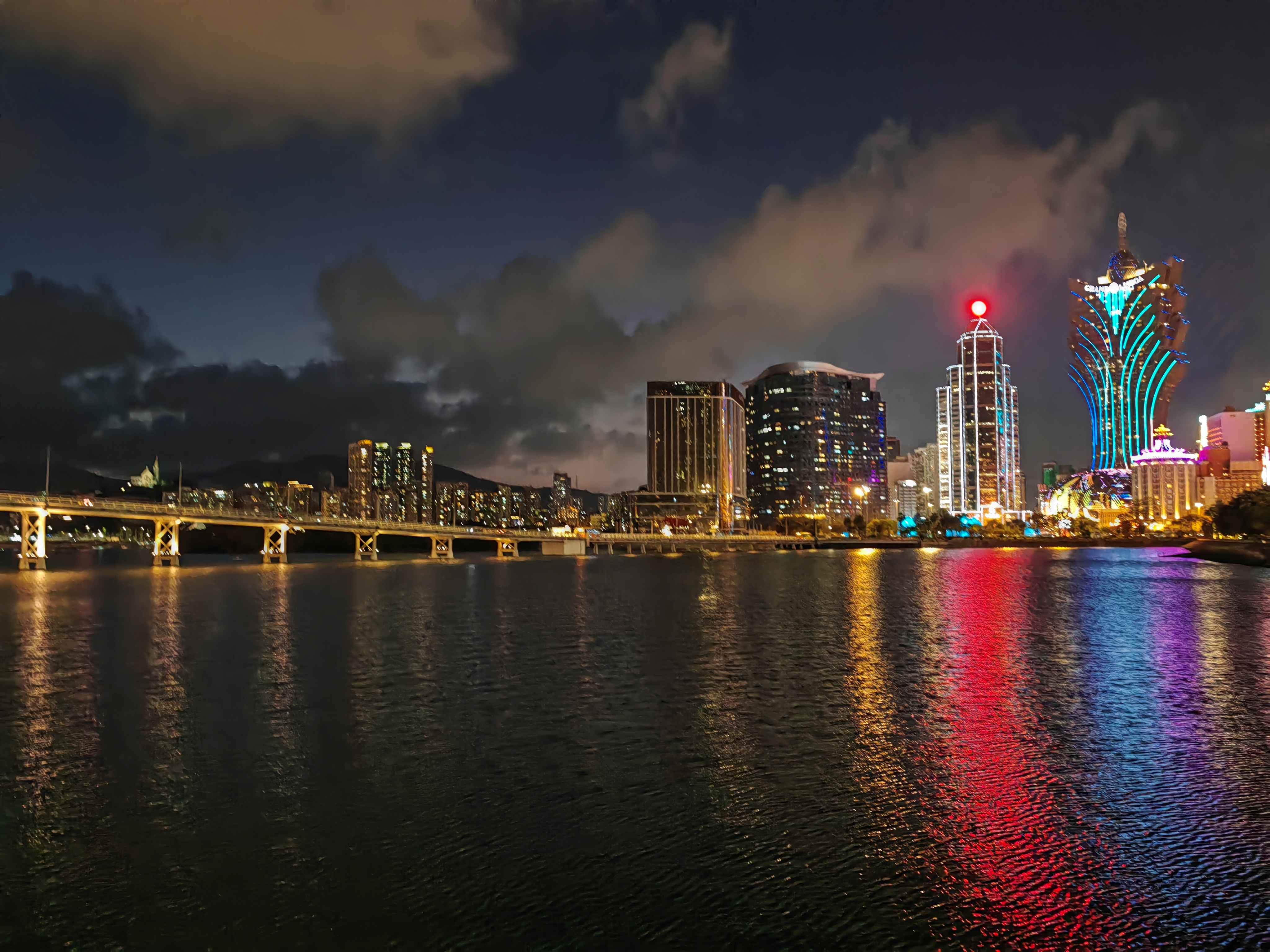 澳门夜景，右侧是地标性建筑的新葡京酒店