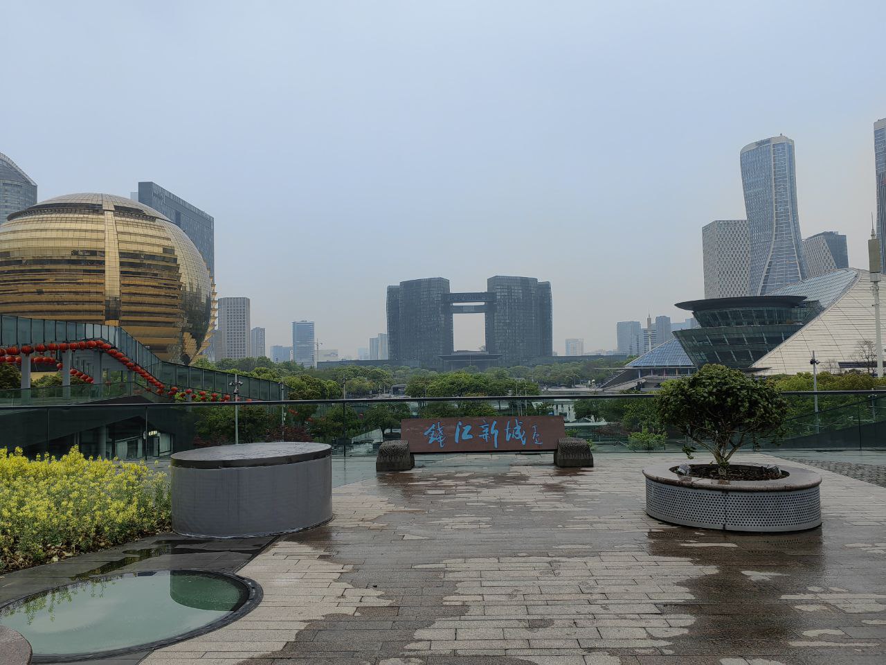 城市建筑奇观——杭州国际会议中心（左），杭州市民中心（中），杭州大剧院（右）
