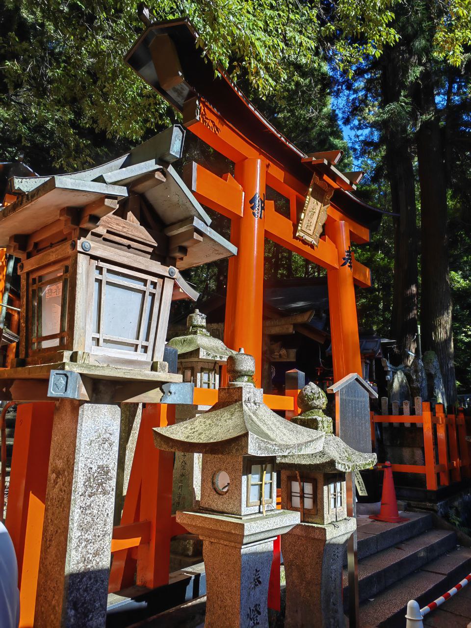 常夜灯和鸟居，日本的神道教象征反而是近代“复古”的产物