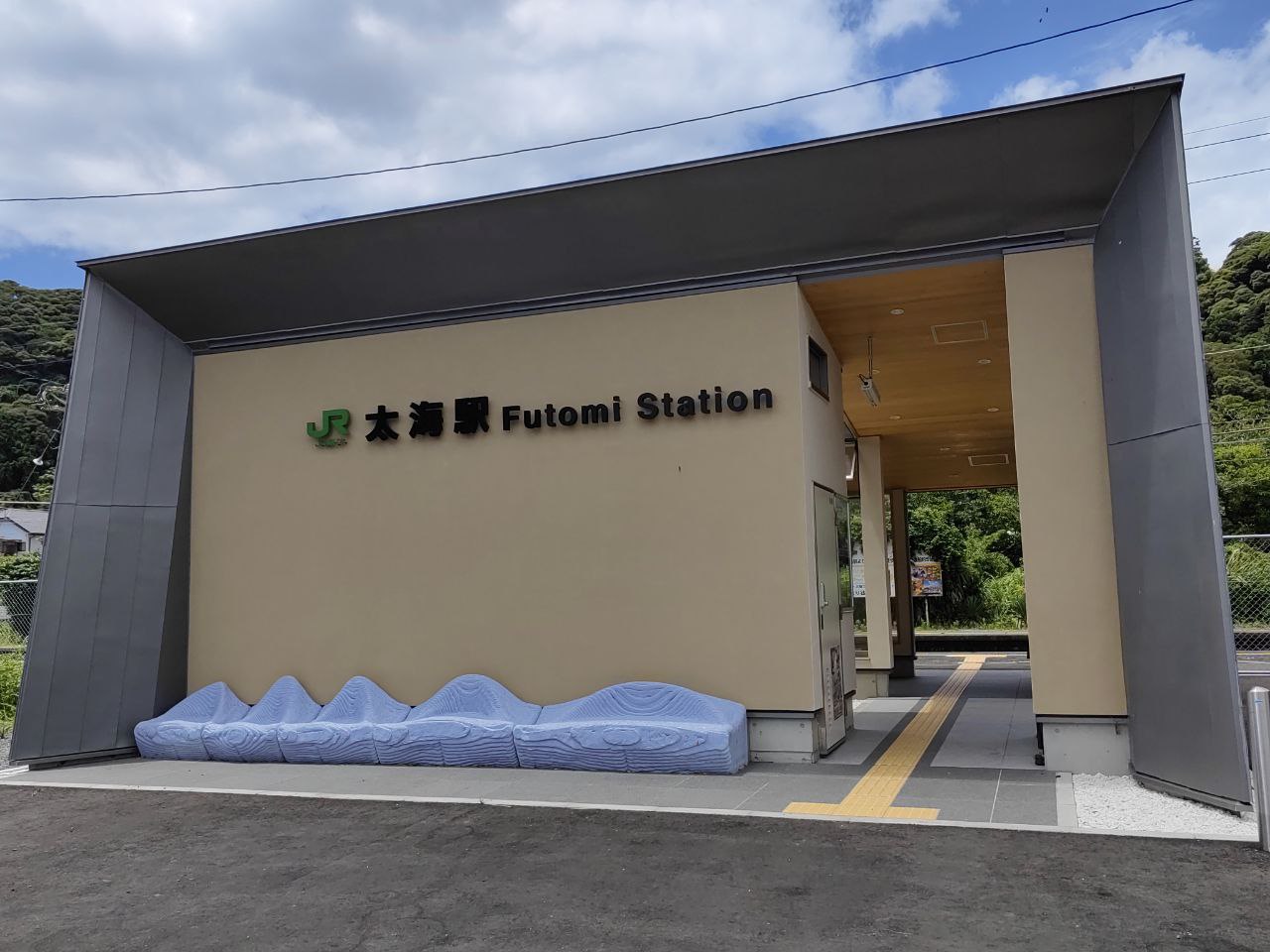 到达，太海站！太海站虽小但精致，日本的村镇站台不少都很有设计感