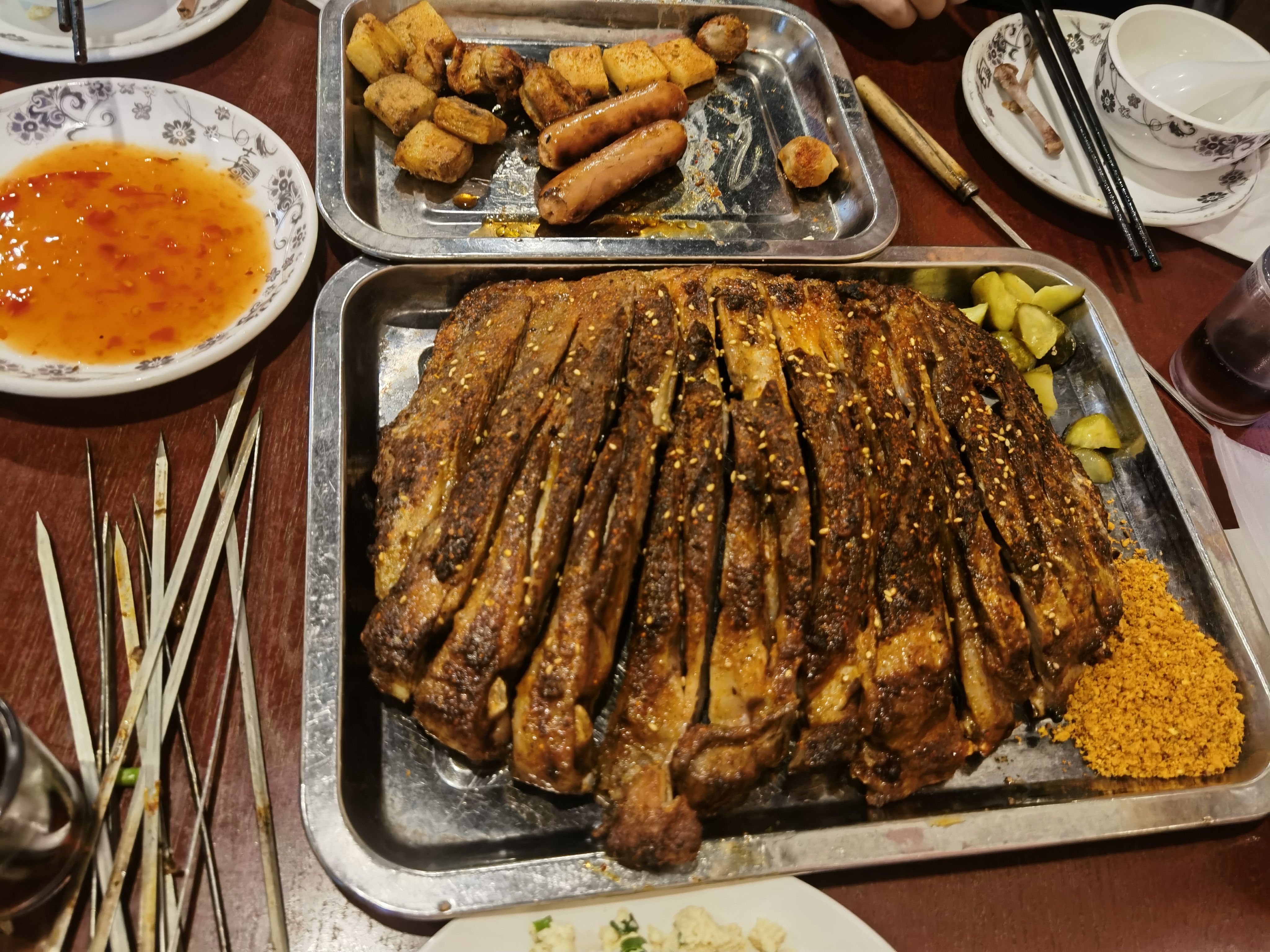 “玫瑰红”羊排，烤完上桌还是烫手的，虽然在北京逆天便宜，但在东四就是正常物价
