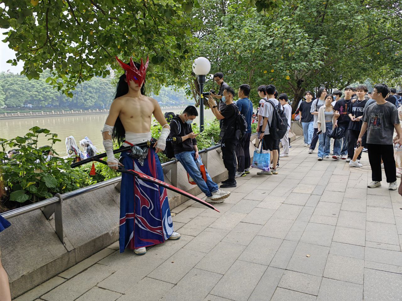 在河边休息、演出、摄影、“亲切问候”的人群——在北京是绝对见不到如此有生活感的场景的