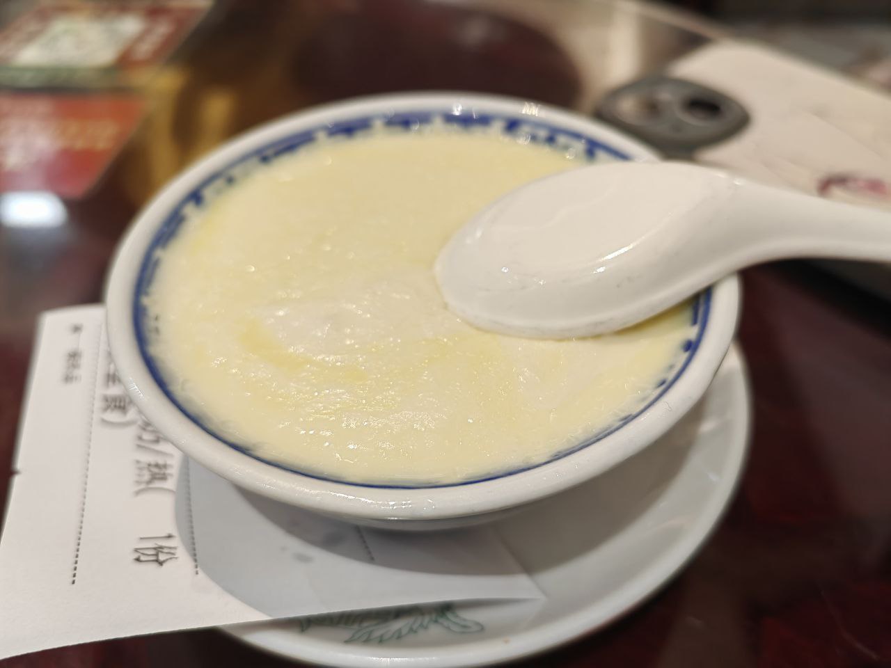 牛奶脂肪含量低就不容易做双皮奶，可能这就是虽然工艺简单但北京的味道就是不够好的原因