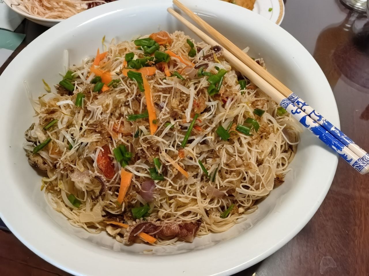 用了虾干，鱿鱼干，小甜肠，豆腐干，鸡蛋，洋葱，韭黄，豆芽，猪油渣，黄豆粉，花椒油的炒粉