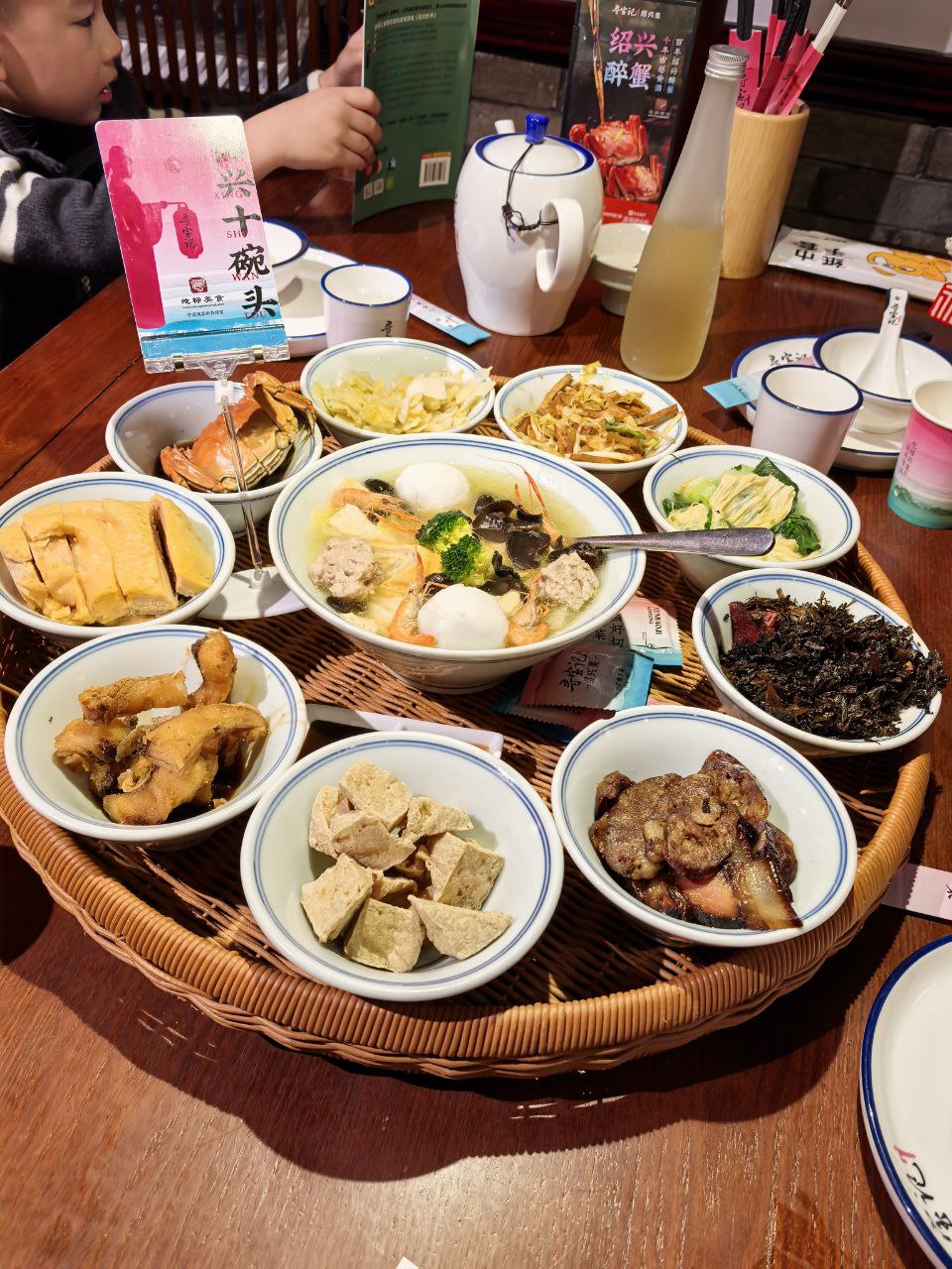 绍兴十碗头，量可真是不小，需要全家出动